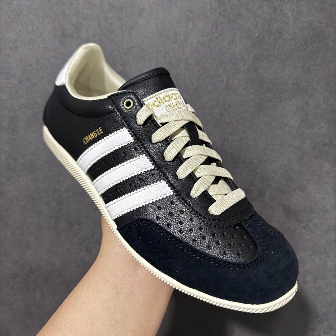 图片[3]-【公司级】adidas阿迪达斯三叶草男女鞋CHANGLE运动休闲鞋，经典鞋款，皮革鞋面，橡胶外底，提供可靠抓力。日版鞋款致敬经典，融入现代风格。以复古低帮造型亮相，经典设计得以保留，并融入了双缝线丁 型鞋头焕新。采用舒适的摔纹打孔皮革精心打造，触感良好又实穿。鞋带设计，提供贴合且可调节的穿着体验，适合日常穿着。橡胶外底提供可靠抓力，令此款，运动鞋成为城市探索的百搭之选。adidas 品牌标识也为复古外观增添了正宗实感。 货号：KJ3960 尺码： 36-45带半码-莆田鞋