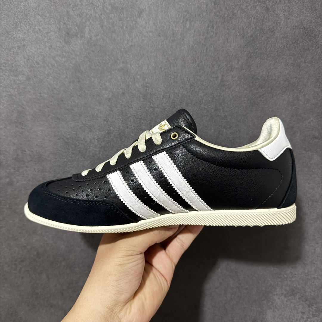 图片[2]-【公司级】adidas阿迪达斯三叶草男女鞋CHANGLE运动休闲鞋，经典鞋款，皮革鞋面，橡胶外底，提供可靠抓力。日版鞋款致敬经典，融入现代风格。以复古低帮造型亮相，经典设计得以保留，并融入了双缝线丁 型鞋头焕新。采用舒适的摔纹打孔皮革精心打造，触感良好又实穿。鞋带设计，提供贴合且可调节的穿着体验，适合日常穿着。橡胶外底提供可靠抓力，令此款，运动鞋成为城市探索的百搭之选。adidas 品牌标识也为复古外观增添了正宗实感。 货号：KJ3960 尺码： 36-45带半码-莆田鞋