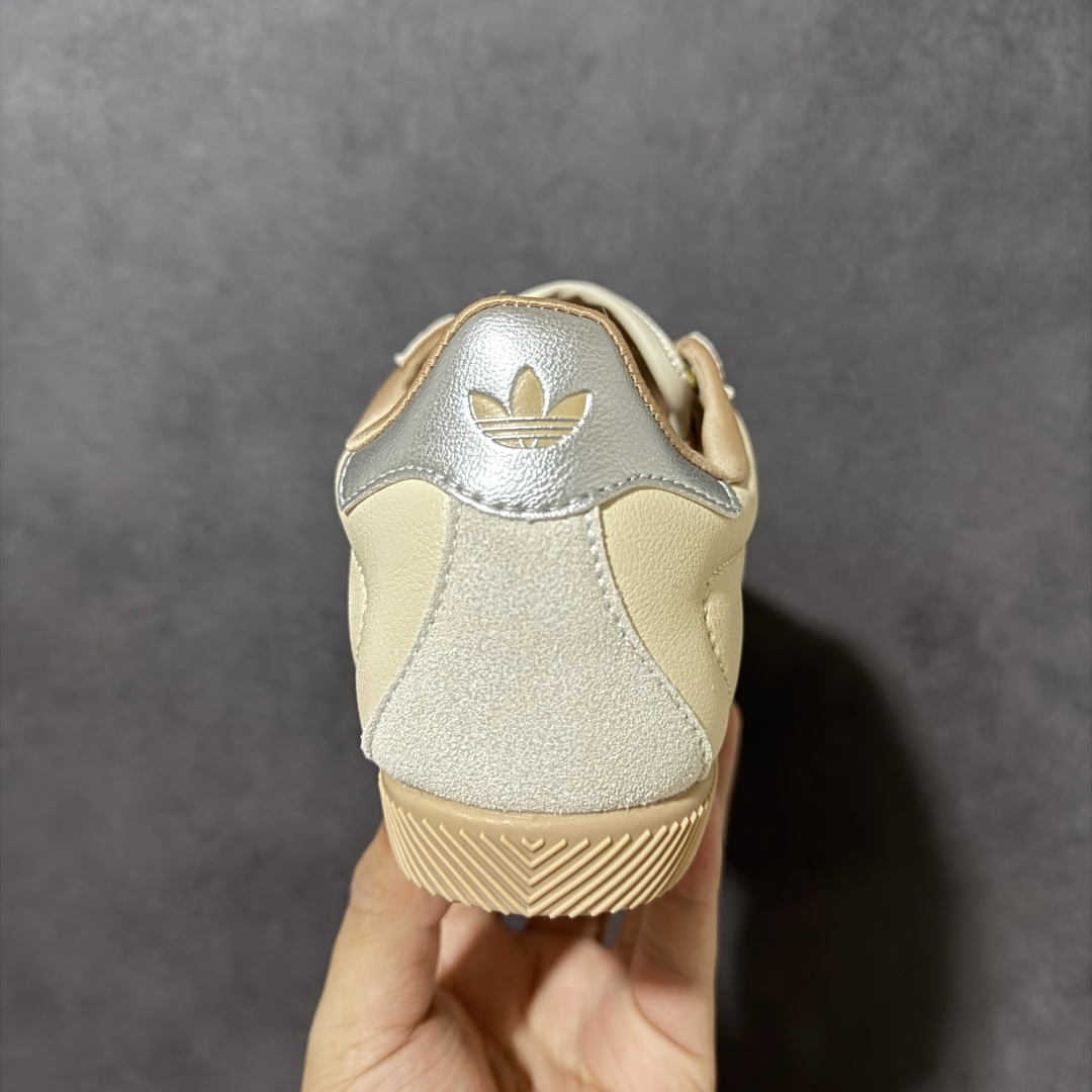 图片[4]-【公司级】adidas阿迪达斯三叶草男女鞋CHANGLE运动休闲鞋，经典鞋款，皮革鞋面，橡胶外底，提供可靠抓力。日版鞋款致敬经典，融入现代风格。以复古低帮造型亮相，经典设计得以保留，并融入了双缝线丁 型鞋头焕新。采用舒适的摔纹打孔皮革精心打造，触感良好又实穿。鞋带设计，提供贴合且可调节的穿着体验，适合日常穿着。橡胶外底提供可靠抓力，令此款，运动鞋成为城市探索的百搭之选。adidas 品牌标识也为复古外观增添了正宗实感。 货号：KJ3961 尺码： 36-45带半码-莆田鞋