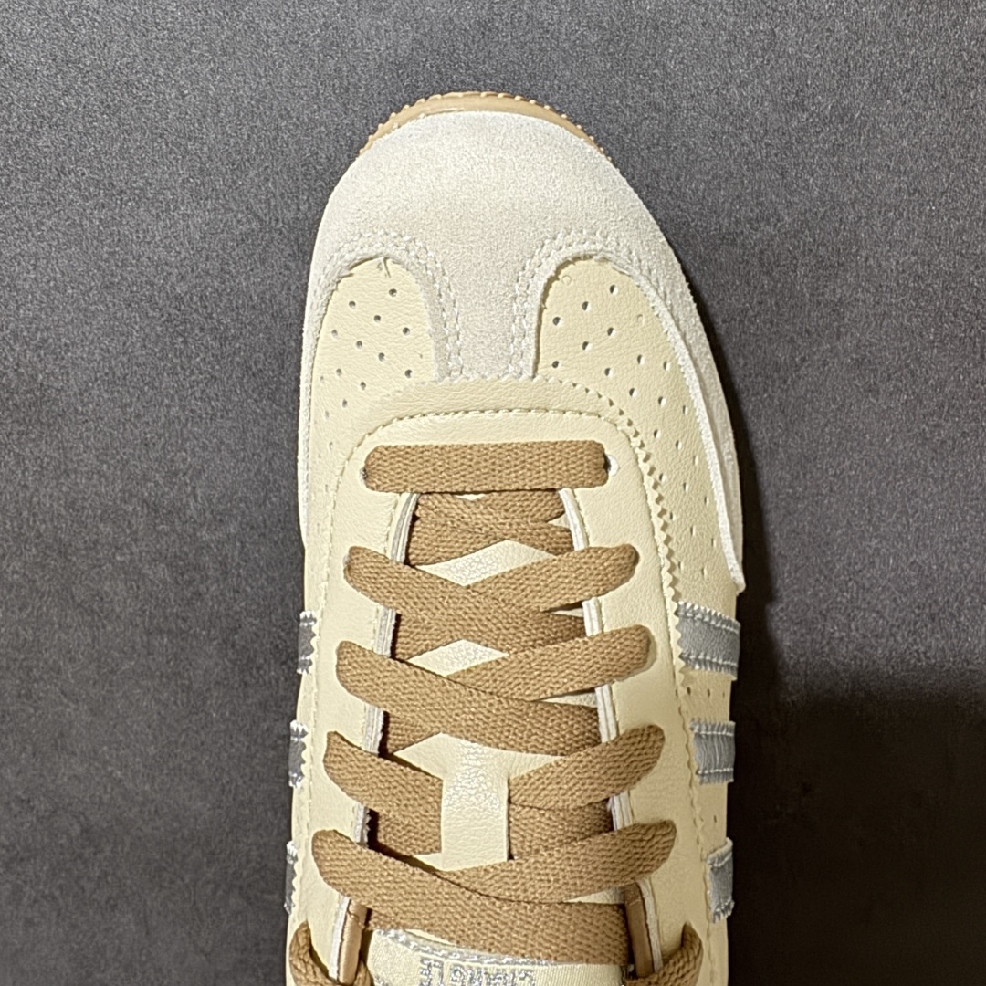 图片[5]-【公司级】adidas阿迪达斯三叶草男女鞋CHANGLE运动休闲鞋，经典鞋款，皮革鞋面，橡胶外底，提供可靠抓力。日版鞋款致敬经典，融入现代风格。以复古低帮造型亮相，经典设计得以保留，并融入了双缝线丁 型鞋头焕新。采用舒适的摔纹打孔皮革精心打造，触感良好又实穿。鞋带设计，提供贴合且可调节的穿着体验，适合日常穿着。橡胶外底提供可靠抓力，令此款，运动鞋成为城市探索的百搭之选。adidas 品牌标识也为复古外观增添了正宗实感。 货号：KJ3961 尺码： 36-45带半码-莆田鞋