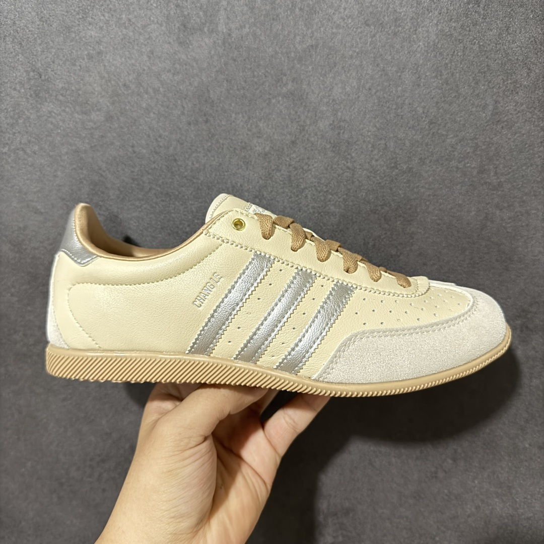 【公司级】adidas阿迪达斯三叶草男女鞋CHANGLE运动休闲鞋，经典鞋款，皮革鞋面，橡胶外底，提供可靠抓力。日版鞋款致敬经典，融入现代风格。以复古低帮造型亮相，经典设计得以保留，并融入了双缝线丁 型鞋头焕新。采用舒适的摔纹打孔皮革精心打造，触感良好又实穿。鞋带设计，提供贴合且可调节的穿着体验，适合日常穿着。橡胶外底提供可靠抓力，令此款，运动鞋成为城市探索的百搭之选。adidas 品牌标识也为复古外观增添了正宗实感。 货号：KJ3961 尺码： 36-45带半码-莆田鞋