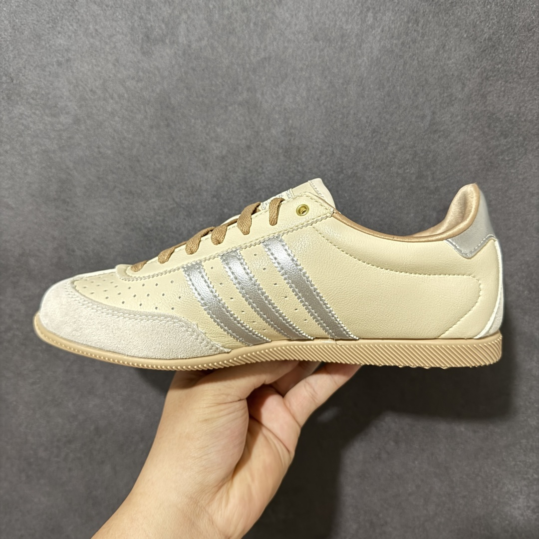 图片[2]-【公司级】adidas阿迪达斯三叶草男女鞋CHANGLE运动休闲鞋，经典鞋款，皮革鞋面，橡胶外底，提供可靠抓力。日版鞋款致敬经典，融入现代风格。以复古低帮造型亮相，经典设计得以保留，并融入了双缝线丁 型鞋头焕新。采用舒适的摔纹打孔皮革精心打造，触感良好又实穿。鞋带设计，提供贴合且可调节的穿着体验，适合日常穿着。橡胶外底提供可靠抓力，令此款，运动鞋成为城市探索的百搭之选。adidas 品牌标识也为复古外观增添了正宗实感。 货号：KJ3961 尺码： 36-45带半码-莆田鞋