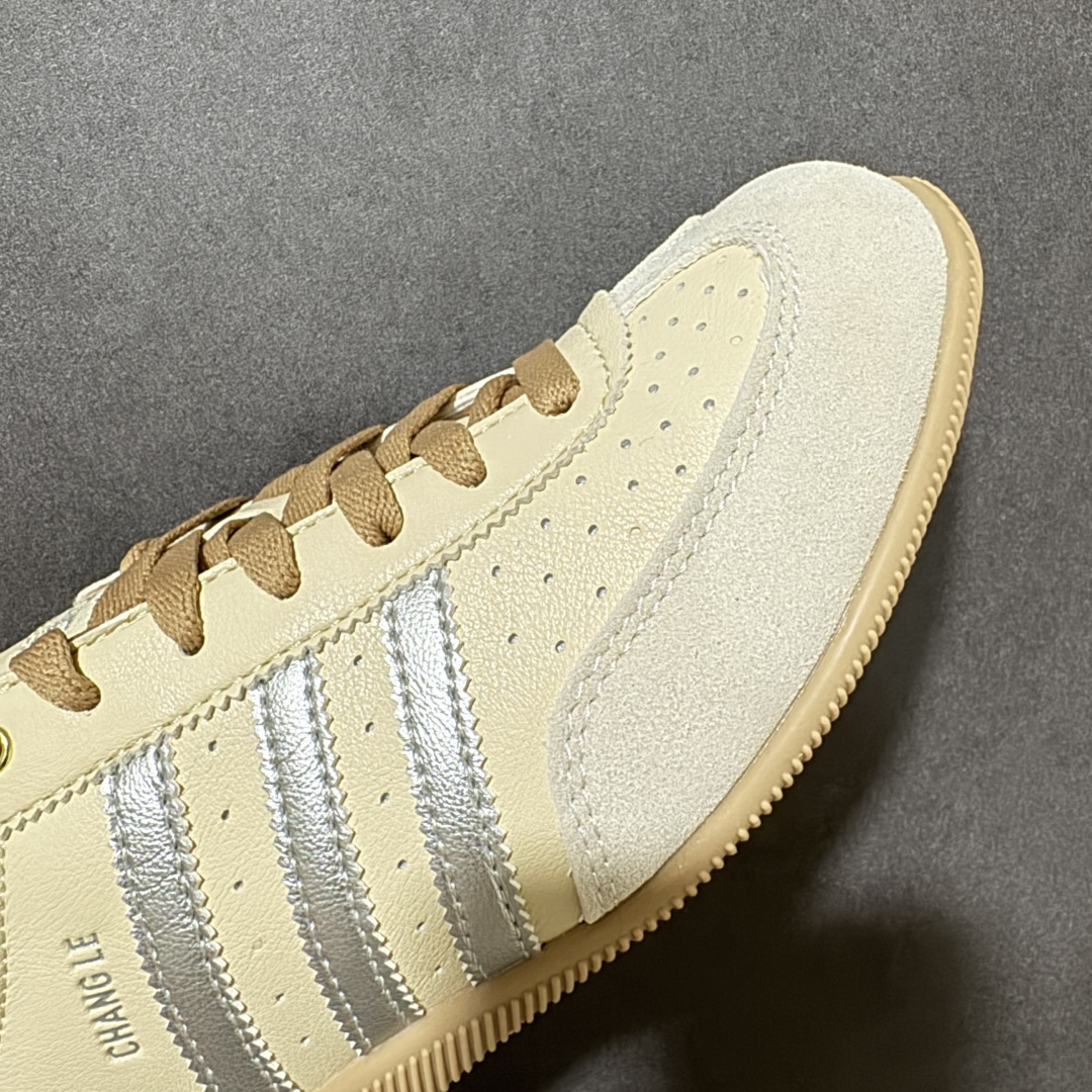 图片[8]-【公司级】adidas阿迪达斯三叶草男女鞋CHANGLE运动休闲鞋，经典鞋款，皮革鞋面，橡胶外底，提供可靠抓力。日版鞋款致敬经典，融入现代风格。以复古低帮造型亮相，经典设计得以保留，并融入了双缝线丁 型鞋头焕新。采用舒适的摔纹打孔皮革精心打造，触感良好又实穿。鞋带设计，提供贴合且可调节的穿着体验，适合日常穿着。橡胶外底提供可靠抓力，令此款，运动鞋成为城市探索的百搭之选。adidas 品牌标识也为复古外观增添了正宗实感。 货号：KJ3961 尺码： 36-45带半码-莆田鞋