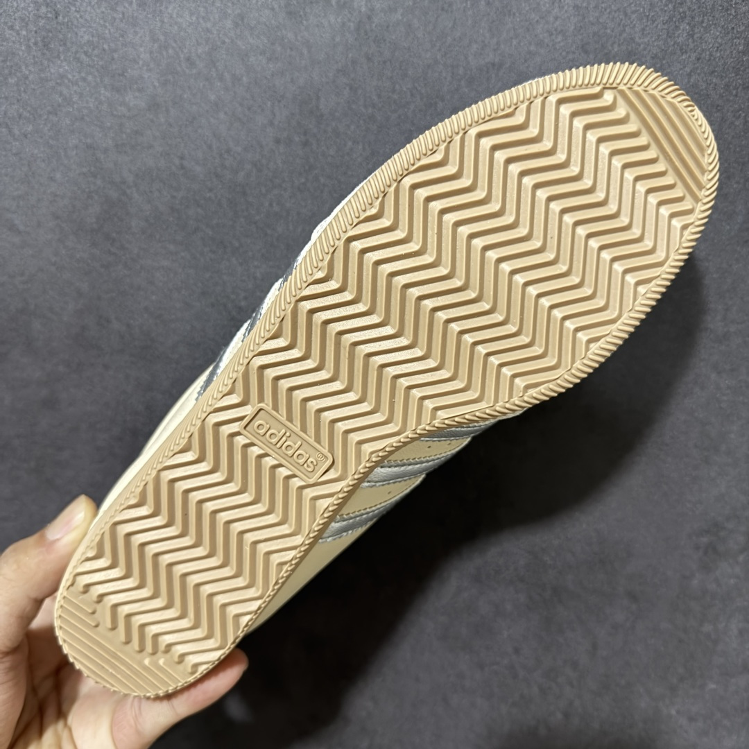 图片[9]-【公司级】adidas阿迪达斯三叶草男女鞋CHANGLE运动休闲鞋，经典鞋款，皮革鞋面，橡胶外底，提供可靠抓力。日版鞋款致敬经典，融入现代风格。以复古低帮造型亮相，经典设计得以保留，并融入了双缝线丁 型鞋头焕新。采用舒适的摔纹打孔皮革精心打造，触感良好又实穿。鞋带设计，提供贴合且可调节的穿着体验，适合日常穿着。橡胶外底提供可靠抓力，令此款，运动鞋成为城市探索的百搭之选。adidas 品牌标识也为复古外观增添了正宗实感。 货号：KJ3961 尺码： 36-45带半码-莆田鞋
