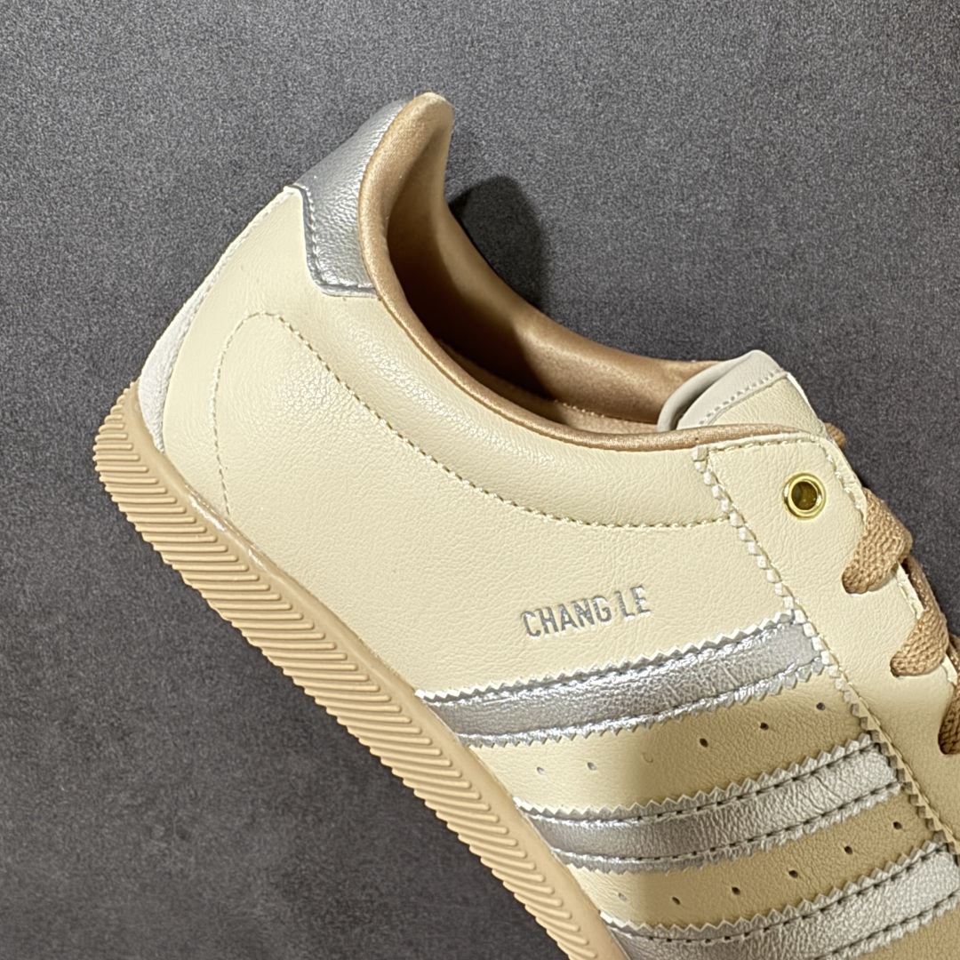 图片[7]-【公司级】adidas阿迪达斯三叶草男女鞋CHANGLE运动休闲鞋，经典鞋款，皮革鞋面，橡胶外底，提供可靠抓力。日版鞋款致敬经典，融入现代风格。以复古低帮造型亮相，经典设计得以保留，并融入了双缝线丁 型鞋头焕新。采用舒适的摔纹打孔皮革精心打造，触感良好又实穿。鞋带设计，提供贴合且可调节的穿着体验，适合日常穿着。橡胶外底提供可靠抓力，令此款，运动鞋成为城市探索的百搭之选。adidas 品牌标识也为复古外观增添了正宗实感。 货号：KJ3961 尺码： 36-45带半码-莆田鞋
