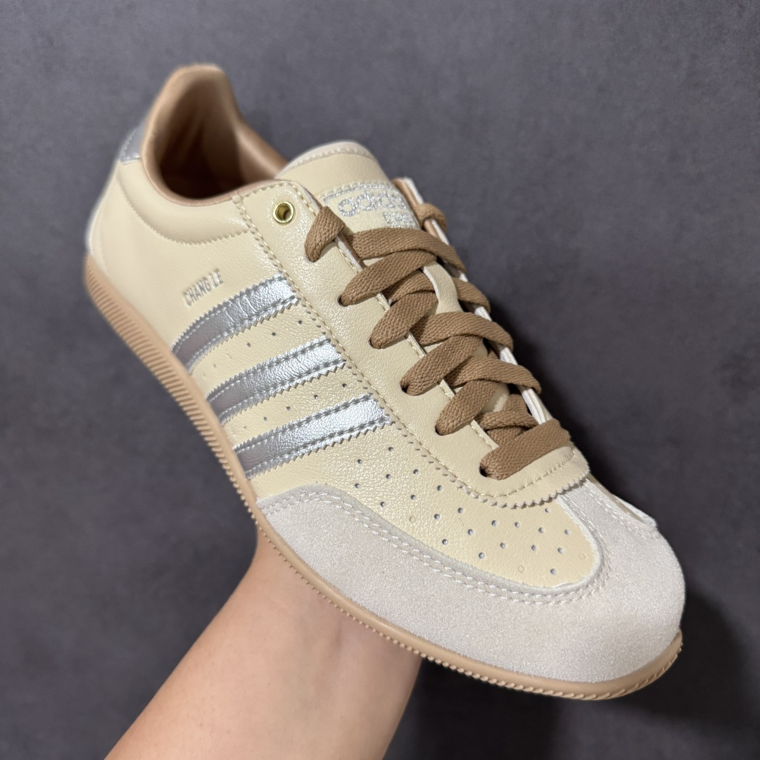 图片[3]-【公司级】adidas阿迪达斯三叶草男女鞋CHANGLE运动休闲鞋，经典鞋款，皮革鞋面，橡胶外底，提供可靠抓力。日版鞋款致敬经典，融入现代风格。以复古低帮造型亮相，经典设计得以保留，并融入了双缝线丁 型鞋头焕新。采用舒适的摔纹打孔皮革精心打造，触感良好又实穿。鞋带设计，提供贴合且可调节的穿着体验，适合日常穿着。橡胶外底提供可靠抓力，令此款，运动鞋成为城市探索的百搭之选。adidas 品牌标识也为复古外观增添了正宗实感。 货号：KJ3961 尺码： 36-45带半码-莆田鞋