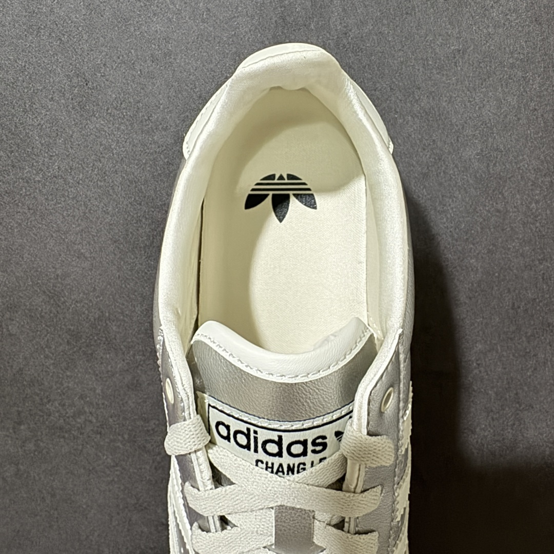 图片[6]-【公司级】adidas阿迪达斯三叶草男女鞋CHANGLE运动休闲鞋，经典鞋款，皮革鞋面，橡胶外底，提供可靠抓力。日版鞋款致敬经典，融入现代风格。以复古低帮造型亮相，经典设计得以保留，并融入了双缝线丁 型鞋头焕新。采用舒适的摔纹打孔皮革精心打造，触感良好又实穿。鞋带设计，提供贴合且可调节的穿着体验，适合日常穿着。橡胶外底提供可靠抓力，令此款，运动鞋成为城市探索的百搭之选。adidas 品牌标识也为复古外观增添了正宗实感。 货号：KJ3962 尺码： 36-45带半码-莆田鞋