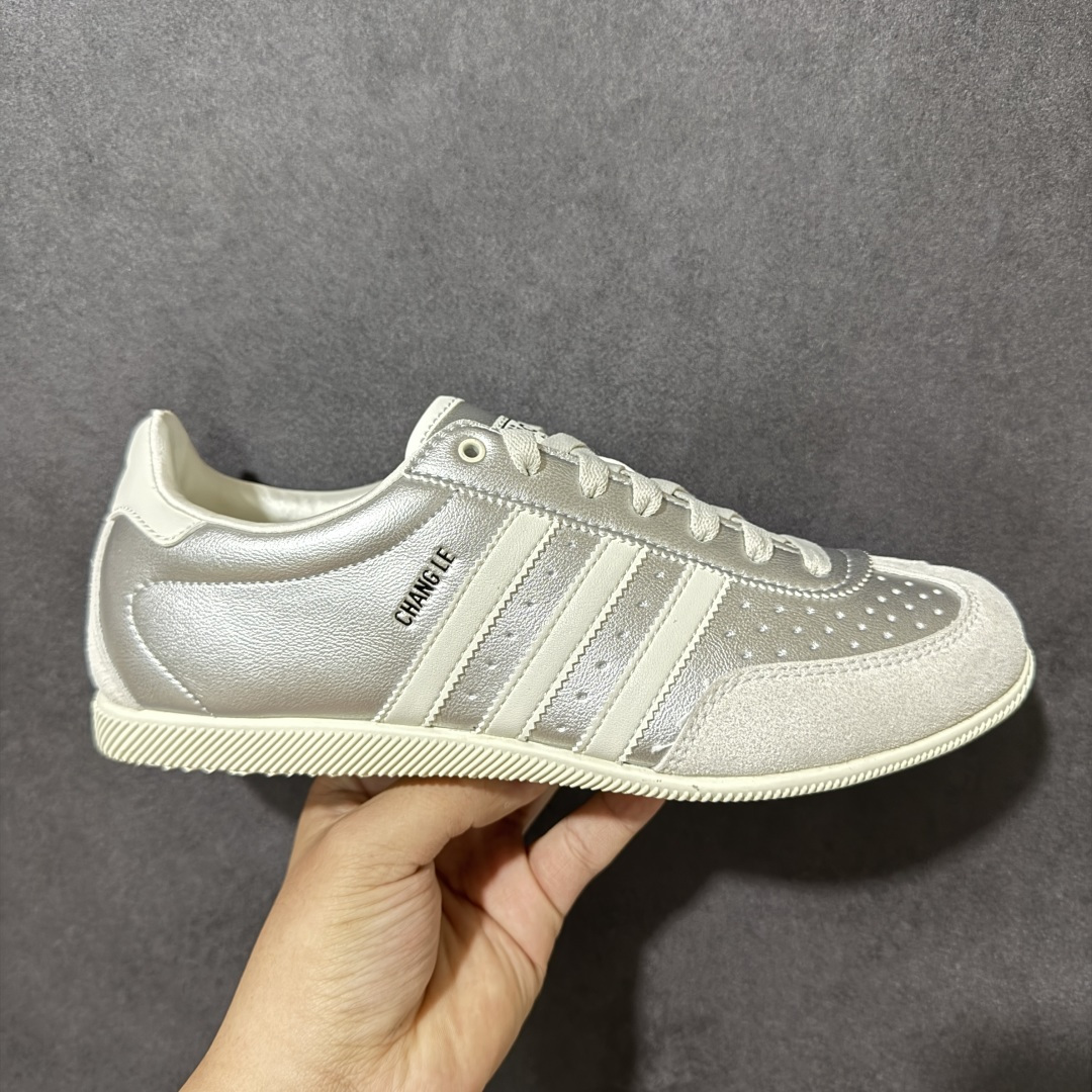 【公司级】adidas阿迪达斯三叶草男女鞋CHANGLE运动休闲鞋，经典鞋款，皮革鞋面，橡胶外底，提供可靠抓力。日版鞋款致敬经典，融入现代风格。以复古低帮造型亮相，经典设计得以保留，并融入了双缝线丁 型鞋头焕新。采用舒适的摔纹打孔皮革精心打造，触感良好又实穿。鞋带设计，提供贴合且可调节的穿着体验，适合日常穿着。橡胶外底提供可靠抓力，令此款，运动鞋成为城市探索的百搭之选。adidas 品牌标识也为复古外观增添了正宗实感。 货号：KJ3962 尺码： 36-45带半码-选品中心