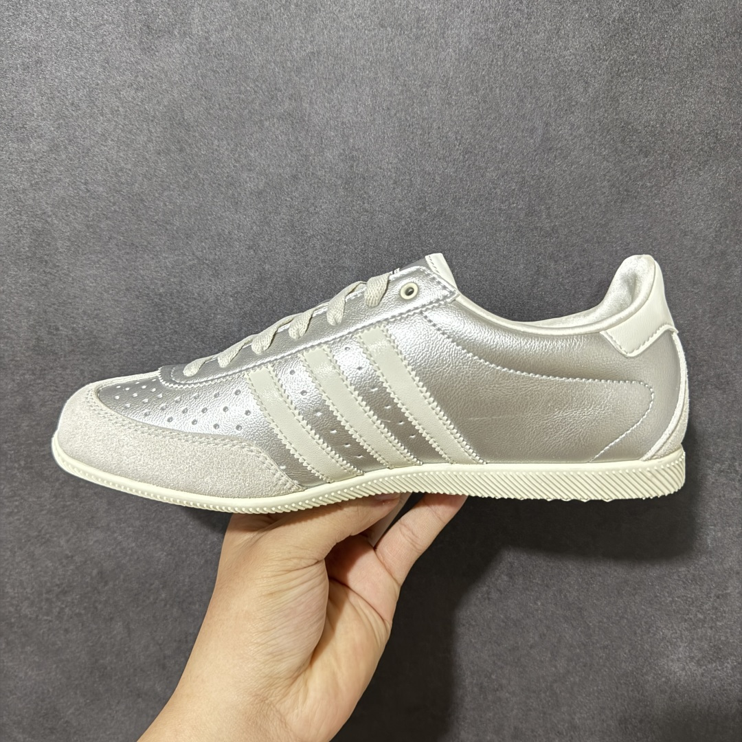 图片[2]-【公司级】adidas阿迪达斯三叶草男女鞋CHANGLE运动休闲鞋，经典鞋款，皮革鞋面，橡胶外底，提供可靠抓力。日版鞋款致敬经典，融入现代风格。以复古低帮造型亮相，经典设计得以保留，并融入了双缝线丁 型鞋头焕新。采用舒适的摔纹打孔皮革精心打造，触感良好又实穿。鞋带设计，提供贴合且可调节的穿着体验，适合日常穿着。橡胶外底提供可靠抓力，令此款，运动鞋成为城市探索的百搭之选。adidas 品牌标识也为复古外观增添了正宗实感。 货号：KJ3962 尺码： 36-45带半码-莆田鞋