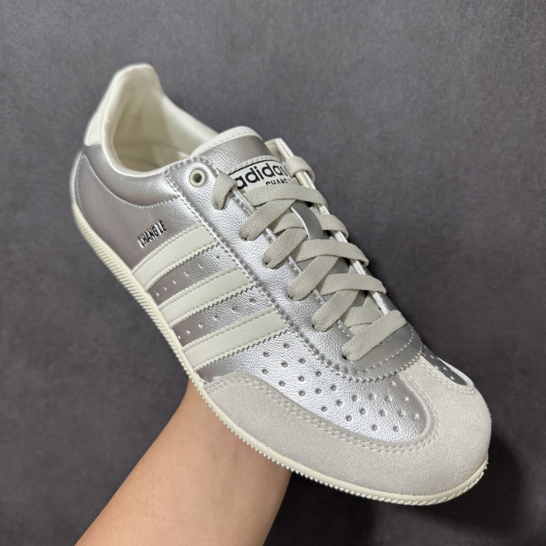图片[3]-【公司级】adidas阿迪达斯三叶草男女鞋CHANGLE运动休闲鞋，经典鞋款，皮革鞋面，橡胶外底，提供可靠抓力。日版鞋款致敬经典，融入现代风格。以复古低帮造型亮相，经典设计得以保留，并融入了双缝线丁 型鞋头焕新。采用舒适的摔纹打孔皮革精心打造，触感良好又实穿。鞋带设计，提供贴合且可调节的穿着体验，适合日常穿着。橡胶外底提供可靠抓力，令此款，运动鞋成为城市探索的百搭之选。adidas 品牌标识也为复古外观增添了正宗实感。 货号：KJ3962 尺码： 36-45带半码-莆田鞋