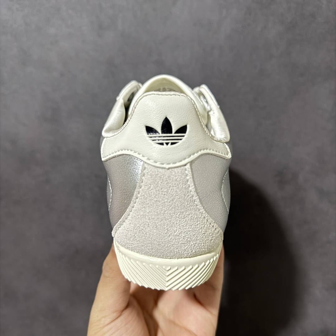图片[4]-【公司级】adidas阿迪达斯三叶草男女鞋CHANGLE运动休闲鞋，经典鞋款，皮革鞋面，橡胶外底，提供可靠抓力。日版鞋款致敬经典，融入现代风格。以复古低帮造型亮相，经典设计得以保留，并融入了双缝线丁 型鞋头焕新。采用舒适的摔纹打孔皮革精心打造，触感良好又实穿。鞋带设计，提供贴合且可调节的穿着体验，适合日常穿着。橡胶外底提供可靠抓力，令此款，运动鞋成为城市探索的百搭之选。adidas 品牌标识也为复古外观增添了正宗实感。 货号：KJ3962 尺码： 36-45带半码-莆田鞋
