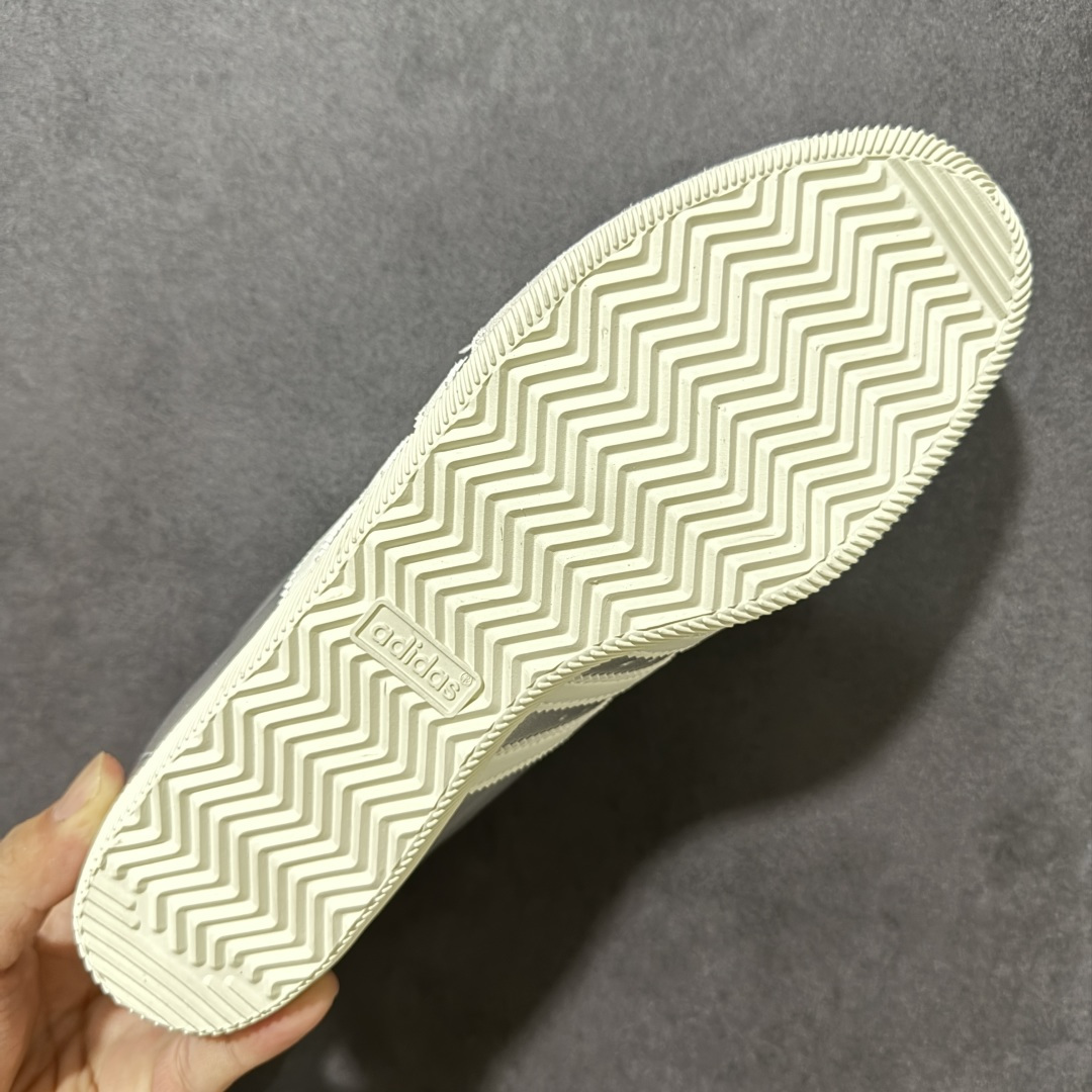 图片[9]-【公司级】adidas阿迪达斯三叶草男女鞋CHANGLE运动休闲鞋，经典鞋款，皮革鞋面，橡胶外底，提供可靠抓力。日版鞋款致敬经典，融入现代风格。以复古低帮造型亮相，经典设计得以保留，并融入了双缝线丁 型鞋头焕新。采用舒适的摔纹打孔皮革精心打造，触感良好又实穿。鞋带设计，提供贴合且可调节的穿着体验，适合日常穿着。橡胶外底提供可靠抓力，令此款，运动鞋成为城市探索的百搭之选。adidas 品牌标识也为复古外观增添了正宗实感。 货号：KJ3962 尺码： 36-45带半码-莆田鞋