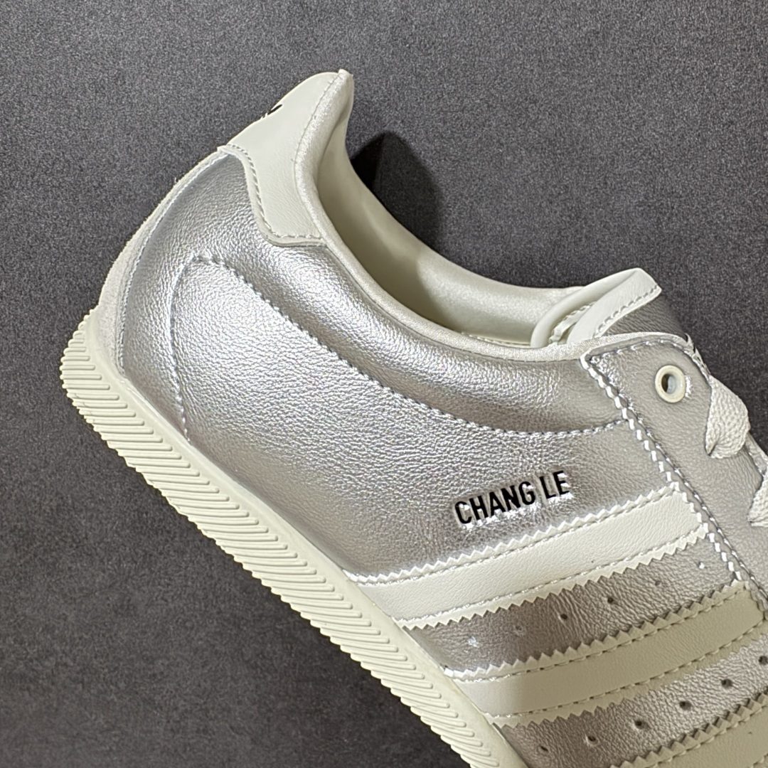 图片[7]-【公司级】adidas阿迪达斯三叶草男女鞋CHANGLE运动休闲鞋，经典鞋款，皮革鞋面，橡胶外底，提供可靠抓力。日版鞋款致敬经典，融入现代风格。以复古低帮造型亮相，经典设计得以保留，并融入了双缝线丁 型鞋头焕新。采用舒适的摔纹打孔皮革精心打造，触感良好又实穿。鞋带设计，提供贴合且可调节的穿着体验，适合日常穿着。橡胶外底提供可靠抓力，令此款，运动鞋成为城市探索的百搭之选。adidas 品牌标识也为复古外观增添了正宗实感。 货号：KJ3962 尺码： 36-45带半码-莆田鞋