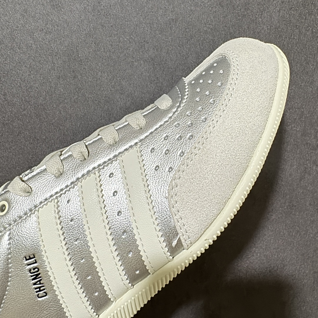 图片[8]-【公司级】adidas阿迪达斯三叶草男女鞋CHANGLE运动休闲鞋，经典鞋款，皮革鞋面，橡胶外底，提供可靠抓力。日版鞋款致敬经典，融入现代风格。以复古低帮造型亮相，经典设计得以保留，并融入了双缝线丁 型鞋头焕新。采用舒适的摔纹打孔皮革精心打造，触感良好又实穿。鞋带设计，提供贴合且可调节的穿着体验，适合日常穿着。橡胶外底提供可靠抓力，令此款，运动鞋成为城市探索的百搭之选。adidas 品牌标识也为复古外观增添了正宗实感。 货号：KJ3962 尺码： 36-45带半码-莆田鞋