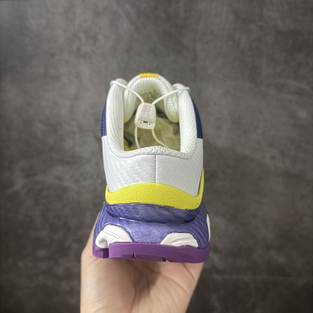 图片[4]-【纯原M版】Salomon XT-4 OG Advanced x MM6萨洛蒙系列低帮城市越野机能透气休闲半拖鞋 475402 鞋舌处附有迷你网眼袋收纳鞋绳以及下方的多色 Logo 标签 接着搭载奶油色 ACS 技术中底以及金色 TPU 塑料部件提升鞋款耐用性 中底与鞋面之间饰有海蓝色条状细节有效增添鞋款层次 最后应用黑色 Contragrip Chevron 外底完成鞋款设计 这次配色颇为高调 两款配色均以绚丽的渐变设计呈现 一款以粉紫渐变主打 另一款以黄绿渐变呈现 视觉效果相当吸睛 鞋面的使用玻璃纤维覆盖物加固 并通过细绳扣系带系统进行锁定 Salomon 的品牌logo 出现在脚后跟和前掌部位 中底虽然偏薄 但非常耐用 与模压塑料ACS 框架以及致密AC2 Muscle 鞋底单元结合 能够提供出色的支撑力和缓冲性 尺码：36-45含半码-莆田鞋