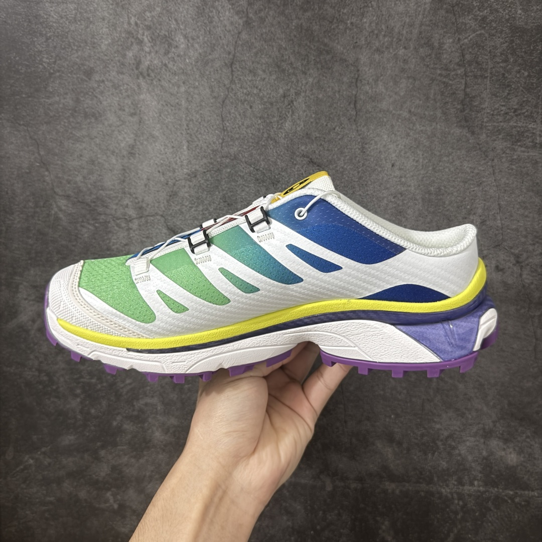 图片[2]-【纯原M版】Salomon XT-4 OG Advanced x MM6萨洛蒙系列低帮城市越野机能透气休闲半拖鞋 475402 鞋舌处附有迷你网眼袋收纳鞋绳以及下方的多色 Logo 标签 接着搭载奶油色 ACS 技术中底以及金色 TPU 塑料部件提升鞋款耐用性 中底与鞋面之间饰有海蓝色条状细节有效增添鞋款层次 最后应用黑色 Contragrip Chevron 外底完成鞋款设计 这次配色颇为高调 两款配色均以绚丽的渐变设计呈现 一款以粉紫渐变主打 另一款以黄绿渐变呈现 视觉效果相当吸睛 鞋面的使用玻璃纤维覆盖物加固 并通过细绳扣系带系统进行锁定 Salomon 的品牌logo 出现在脚后跟和前掌部位 中底虽然偏薄 但非常耐用 与模压塑料ACS 框架以及致密AC2 Muscle 鞋底单元结合 能够提供出色的支撑力和缓冲性 尺码：36-45含半码-莆田鞋