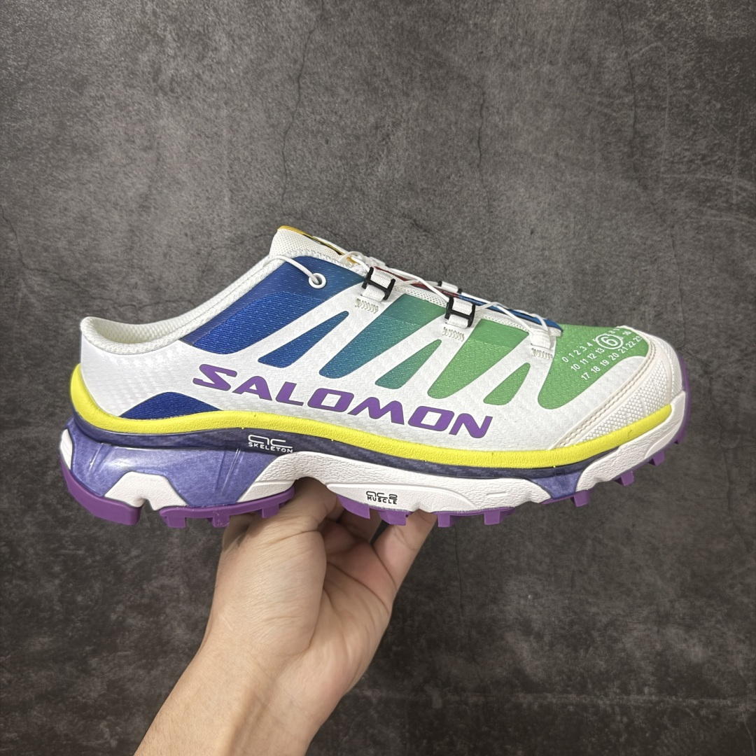 【纯原M版】Salomon XT-4 OG Advanced x MM6萨洛蒙系列低帮城市越野机能透气休闲半拖鞋 475402 鞋舌处附有迷你网眼袋收纳鞋绳以及下方的多色 Logo 标签 接着搭载奶油色 ACS 技术中底以及金色 TPU 塑料部件提升鞋款耐用性 中底与鞋面之间饰有海蓝色条状细节有效增添鞋款层次 最后应用黑色 Contragrip Chevron 外底完成鞋款设计 这次配色颇为高调 两款配色均以绚丽的渐变设计呈现 一款以粉紫渐变主打 另一款以黄绿渐变呈现 视觉效果相当吸睛 鞋面的使用玻璃纤维覆盖物加固 并通过细绳扣系带系统进行锁定 Salomon 的品牌logo 出现在脚后跟和前掌部位 中底虽然偏薄 但非常耐用 与模压塑料ACS 框架以及致密AC2 Muscle 鞋底单元结合 能够提供出色的支撑力和缓冲性 尺码：36-45含半码-选品中心