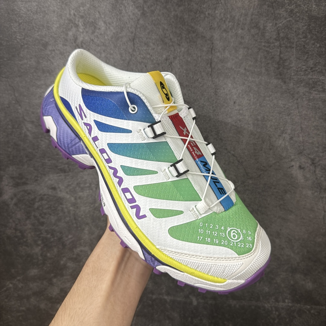图片[3]-【纯原M版】Salomon XT-4 OG Advanced x MM6萨洛蒙系列低帮城市越野机能透气休闲半拖鞋 475402 鞋舌处附有迷你网眼袋收纳鞋绳以及下方的多色 Logo 标签 接着搭载奶油色 ACS 技术中底以及金色 TPU 塑料部件提升鞋款耐用性 中底与鞋面之间饰有海蓝色条状细节有效增添鞋款层次 最后应用黑色 Contragrip Chevron 外底完成鞋款设计 这次配色颇为高调 两款配色均以绚丽的渐变设计呈现 一款以粉紫渐变主打 另一款以黄绿渐变呈现 视觉效果相当吸睛 鞋面的使用玻璃纤维覆盖物加固 并通过细绳扣系带系统进行锁定 Salomon 的品牌logo 出现在脚后跟和前掌部位 中底虽然偏薄 但非常耐用 与模压塑料ACS 框架以及致密AC2 Muscle 鞋底单元结合 能够提供出色的支撑力和缓冲性 尺码：36-45含半码-莆田鞋