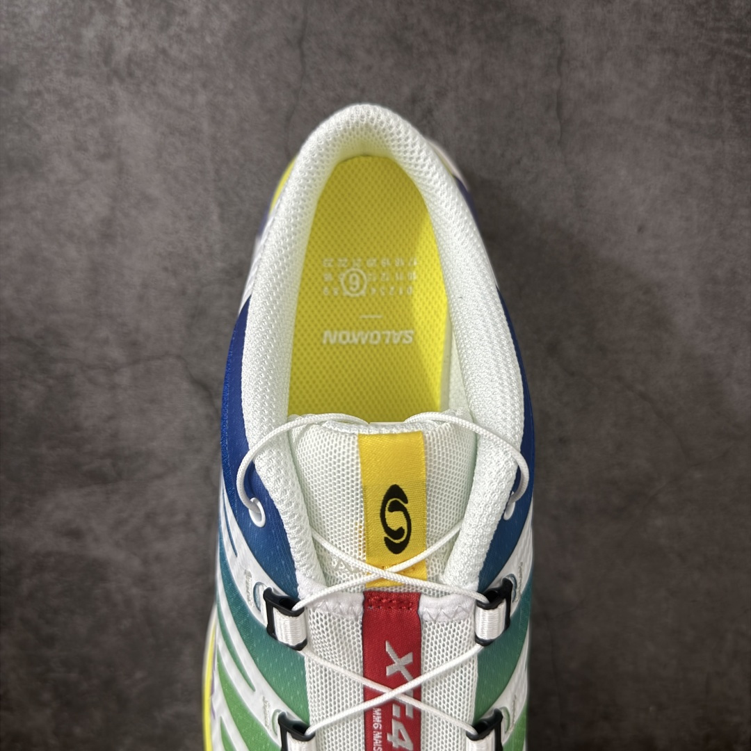 图片[8]-【纯原M版】Salomon XT-4 OG Advanced x MM6萨洛蒙系列低帮城市越野机能透气休闲半拖鞋 475402 鞋舌处附有迷你网眼袋收纳鞋绳以及下方的多色 Logo 标签 接着搭载奶油色 ACS 技术中底以及金色 TPU 塑料部件提升鞋款耐用性 中底与鞋面之间饰有海蓝色条状细节有效增添鞋款层次 最后应用黑色 Contragrip Chevron 外底完成鞋款设计 这次配色颇为高调 两款配色均以绚丽的渐变设计呈现 一款以粉紫渐变主打 另一款以黄绿渐变呈现 视觉效果相当吸睛 鞋面的使用玻璃纤维覆盖物加固 并通过细绳扣系带系统进行锁定 Salomon 的品牌logo 出现在脚后跟和前掌部位 中底虽然偏薄 但非常耐用 与模压塑料ACS 框架以及致密AC2 Muscle 鞋底单元结合 能够提供出色的支撑力和缓冲性 尺码：36-45含半码-莆田鞋