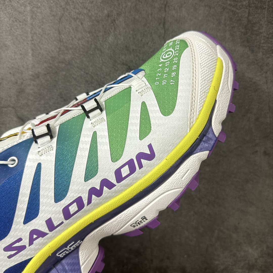 图片[6]-【纯原M版】Salomon XT-4 OG Advanced x MM6萨洛蒙系列低帮城市越野机能透气休闲半拖鞋 475402 鞋舌处附有迷你网眼袋收纳鞋绳以及下方的多色 Logo 标签 接着搭载奶油色 ACS 技术中底以及金色 TPU 塑料部件提升鞋款耐用性 中底与鞋面之间饰有海蓝色条状细节有效增添鞋款层次 最后应用黑色 Contragrip Chevron 外底完成鞋款设计 这次配色颇为高调 两款配色均以绚丽的渐变设计呈现 一款以粉紫渐变主打 另一款以黄绿渐变呈现 视觉效果相当吸睛 鞋面的使用玻璃纤维覆盖物加固 并通过细绳扣系带系统进行锁定 Salomon 的品牌logo 出现在脚后跟和前掌部位 中底虽然偏薄 但非常耐用 与模压塑料ACS 框架以及致密AC2 Muscle 鞋底单元结合 能够提供出色的支撑力和缓冲性 尺码：36-45含半码-莆田鞋