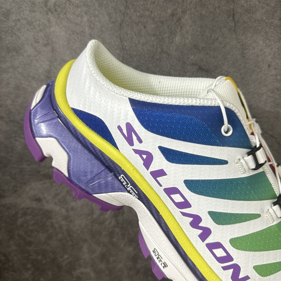 图片[7]-【纯原M版】Salomon XT-4 OG Advanced x MM6萨洛蒙系列低帮城市越野机能透气休闲半拖鞋 475402 鞋舌处附有迷你网眼袋收纳鞋绳以及下方的多色 Logo 标签 接着搭载奶油色 ACS 技术中底以及金色 TPU 塑料部件提升鞋款耐用性 中底与鞋面之间饰有海蓝色条状细节有效增添鞋款层次 最后应用黑色 Contragrip Chevron 外底完成鞋款设计 这次配色颇为高调 两款配色均以绚丽的渐变设计呈现 一款以粉紫渐变主打 另一款以黄绿渐变呈现 视觉效果相当吸睛 鞋面的使用玻璃纤维覆盖物加固 并通过细绳扣系带系统进行锁定 Salomon 的品牌logo 出现在脚后跟和前掌部位 中底虽然偏薄 但非常耐用 与模压塑料ACS 框架以及致密AC2 Muscle 鞋底单元结合 能够提供出色的支撑力和缓冲性 尺码：36-45含半码-莆田鞋