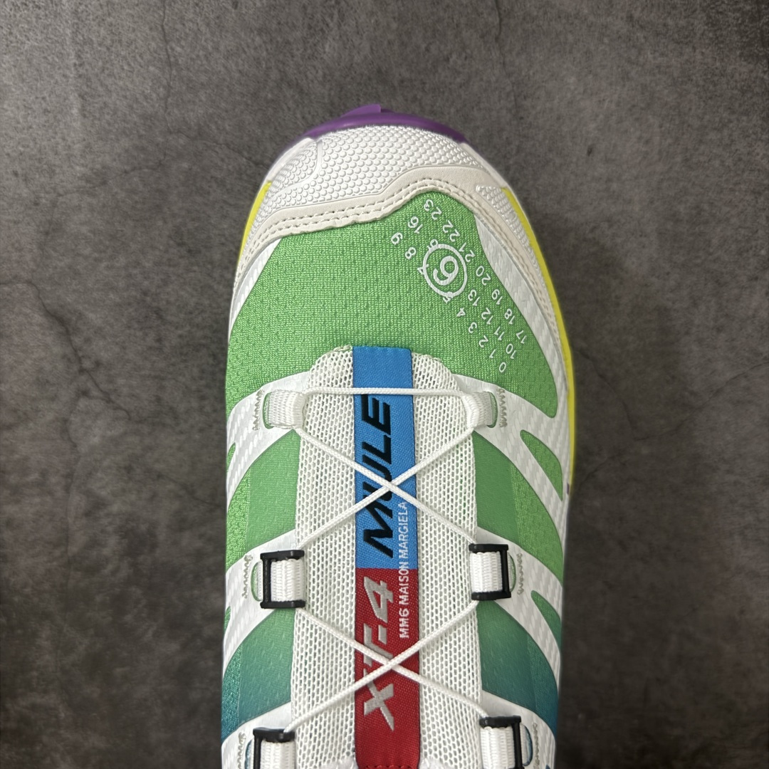 图片[5]-【纯原M版】Salomon XT-4 OG Advanced x MM6萨洛蒙系列低帮城市越野机能透气休闲半拖鞋 475402 鞋舌处附有迷你网眼袋收纳鞋绳以及下方的多色 Logo 标签 接着搭载奶油色 ACS 技术中底以及金色 TPU 塑料部件提升鞋款耐用性 中底与鞋面之间饰有海蓝色条状细节有效增添鞋款层次 最后应用黑色 Contragrip Chevron 外底完成鞋款设计 这次配色颇为高调 两款配色均以绚丽的渐变设计呈现 一款以粉紫渐变主打 另一款以黄绿渐变呈现 视觉效果相当吸睛 鞋面的使用玻璃纤维覆盖物加固 并通过细绳扣系带系统进行锁定 Salomon 的品牌logo 出现在脚后跟和前掌部位 中底虽然偏薄 但非常耐用 与模压塑料ACS 框架以及致密AC2 Muscle 鞋底单元结合 能够提供出色的支撑力和缓冲性 尺码：36-45含半码-莆田鞋