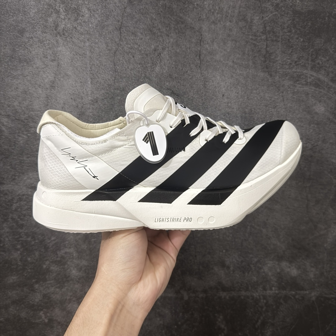 【NO.1纯原】Y3 x Adidas Adizero Adios Pro 4 M竞训跑步鞋 KI6875 市场独一档品质 区别所有版本 原鞋购入开发数月 原材料 原档案打造 细节版型一比一 独立双层组合底私模.超软弹发泡超临界底 搭配ENERGYRODS 2.0真碳柱，每一步都动力满满 鞋面用的是Lightlock技术，轻透又贴合，就像给脚定制的一样。 中底是全掌Lightstrike Pro泡棉，软弹感超绝 真正一比一还原真实脚感💪🏻 尺码：36 36.5 37 38 38.5 39 40 40.5 41 42 42.5 43 44 44.5 45 46-莆田鞋