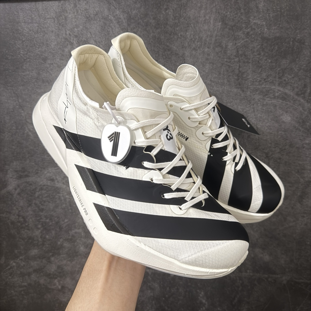 【NO.1纯原】Y3 x Adidas Adizero Adios Pro 4 M竞训跑步鞋 KI6875 市场独一档品质 区别所有版本 原鞋购入开发数月 原材料 原档案打造 细节版型一比一 独立双层组合底私模.超软弹发泡超临界底 搭配ENERGYRODS 2.0真碳柱，每一步都动力满满 鞋面用的是Lightlock技术，轻透又贴合，就像给脚定制的一样。 中底是全掌Lightstrike Pro泡棉，软弹感超绝 真正一比一还原真实脚感💪🏻 尺码：36 36.5 37 38 38.5 39 40 40.5 41 42 42.5 43 44 44.5 45 46-莆田鞋