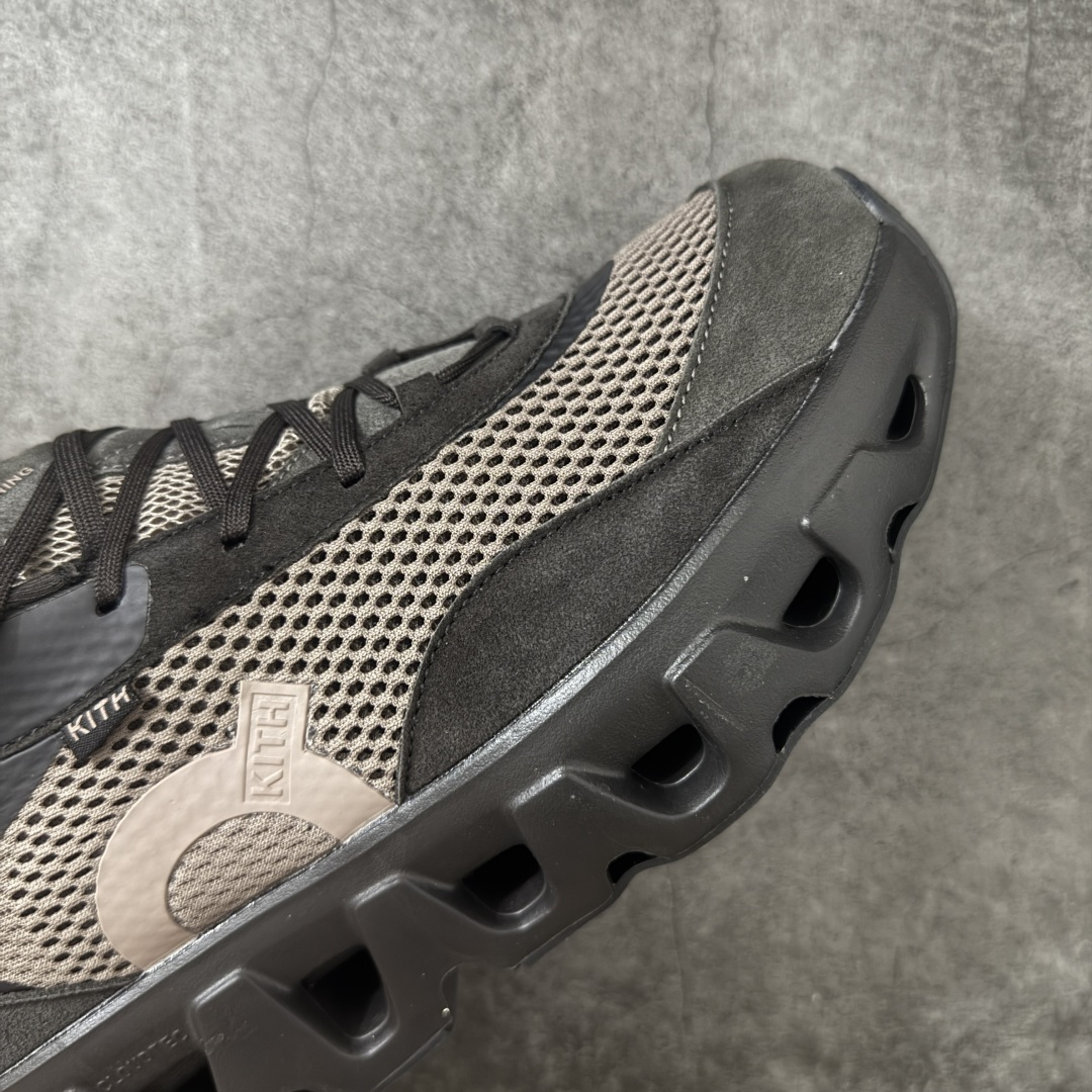 图片[6]-【OG纯原】KITH x ON 昂跑联名 Cloudswift K-Tech 1 系列 3MG10775560 低帮休闲跑步鞋 大厂出品 原版有1比1打造 配件齐全 外贸专供 尺码最大做到46码 市面最高还原度版本 打造最强品质 没有之一 全新开发的鞋面结构，用高透气网布拼了大面积的合成麂皮。这种材质碰撞脱离了普通跑鞋的塑料感，更有时装质感；搭载了On的CloudTec缓震科技和Helion超级泡棉，全新的Cloudswift鞋底结构，脚感和支撑性都拉满，外底还直接刻上了Kith的字母组合，彰显联名身份；翻开鞋底，是定制的Kith Monogram老花外底，既保留了On的专业感，又带点Kith标志性的精致灰调。 尺码：36 36.5 37.5 38 38.5 39 40 40.5 41 42 42.5 43 44 44.5 45 46-莆田鞋
