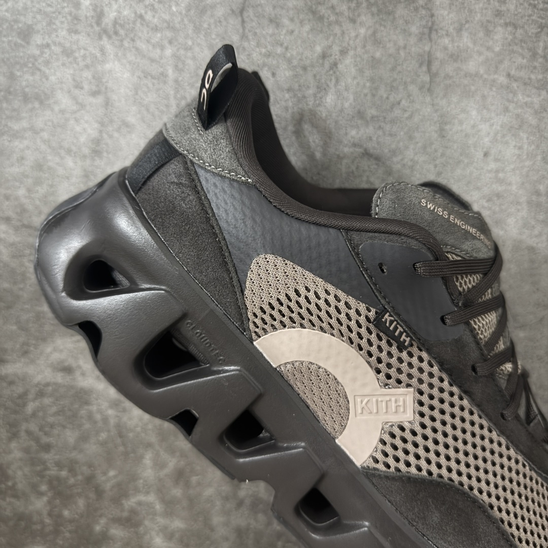 图片[7]-【OG纯原】KITH x ON 昂跑联名 Cloudswift K-Tech 1 系列 3MG10775560 低帮休闲跑步鞋 大厂出品 原版有1比1打造 配件齐全 外贸专供 尺码最大做到46码 市面最高还原度版本 打造最强品质 没有之一 全新开发的鞋面结构，用高透气网布拼了大面积的合成麂皮。这种材质碰撞脱离了普通跑鞋的塑料感，更有时装质感；搭载了On的CloudTec缓震科技和Helion超级泡棉，全新的Cloudswift鞋底结构，脚感和支撑性都拉满，外底还直接刻上了Kith的字母组合，彰显联名身份；翻开鞋底，是定制的Kith Monogram老花外底，既保留了On的专业感，又带点Kith标志性的精致灰调。 尺码：36 36.5 37.5 38 38.5 39 40 40.5 41 42 42.5 43 44 44.5 45 46-莆田鞋