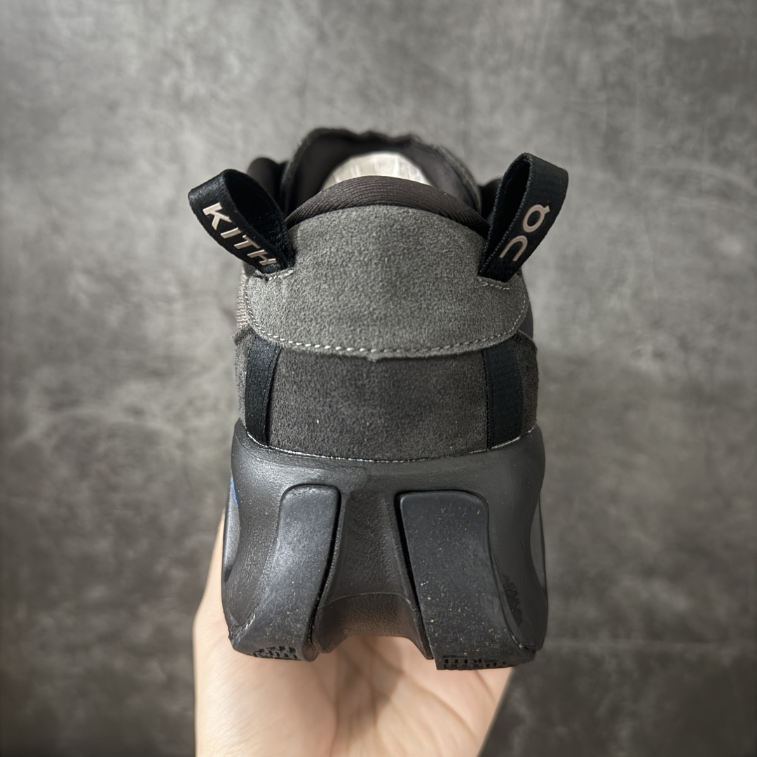图片[4]-【OG纯原】KITH x ON 昂跑联名 Cloudswift K-Tech 1 系列 3MG10775560 低帮休闲跑步鞋 大厂出品 原版有1比1打造 配件齐全 外贸专供 尺码最大做到46码 市面最高还原度版本 打造最强品质 没有之一 全新开发的鞋面结构，用高透气网布拼了大面积的合成麂皮。这种材质碰撞脱离了普通跑鞋的塑料感，更有时装质感；搭载了On的CloudTec缓震科技和Helion超级泡棉，全新的Cloudswift鞋底结构，脚感和支撑性都拉满，外底还直接刻上了Kith的字母组合，彰显联名身份；翻开鞋底，是定制的Kith Monogram老花外底，既保留了On的专业感，又带点Kith标志性的精致灰调。 尺码：36 36.5 37.5 38 38.5 39 40 40.5 41 42 42.5 43 44 44.5 45 46-莆田鞋