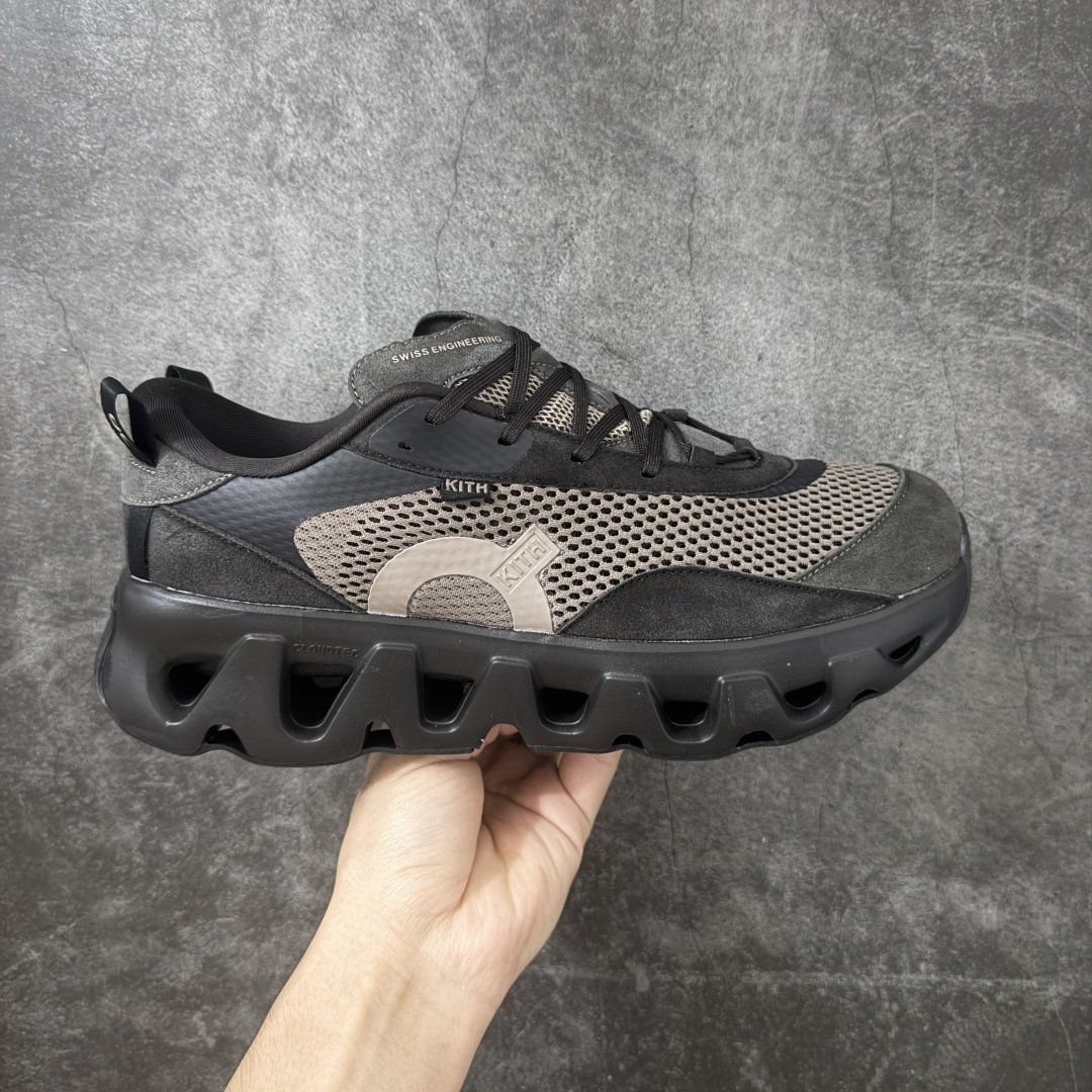 【OG纯原】KITH x ON 昂跑联名 Cloudswift K-Tech 1 系列 3MG10775560 低帮休闲跑步鞋 大厂出品 原版有1比1打造 配件齐全 外贸专供 尺码最大做到46码 市面最高还原度版本 打造最强品质 没有之一 全新开发的鞋面结构，用高透气网布拼了大面积的合成麂皮。这种材质碰撞脱离了普通跑鞋的塑料感，更有时装质感；搭载了On的CloudTec缓震科技和Helion超级泡棉，全新的Cloudswift鞋底结构，脚感和支撑性都拉满，外底还直接刻上了Kith的字母组合，彰显联名身份；翻开鞋底，是定制的Kith Monogram老花外底，既保留了On的专业感，又带点Kith标志性的精致灰调。 尺码：36 36.5 37.5 38 38.5 39 40 40.5 41 42 42.5 43 44 44.5 45 46-选品中心