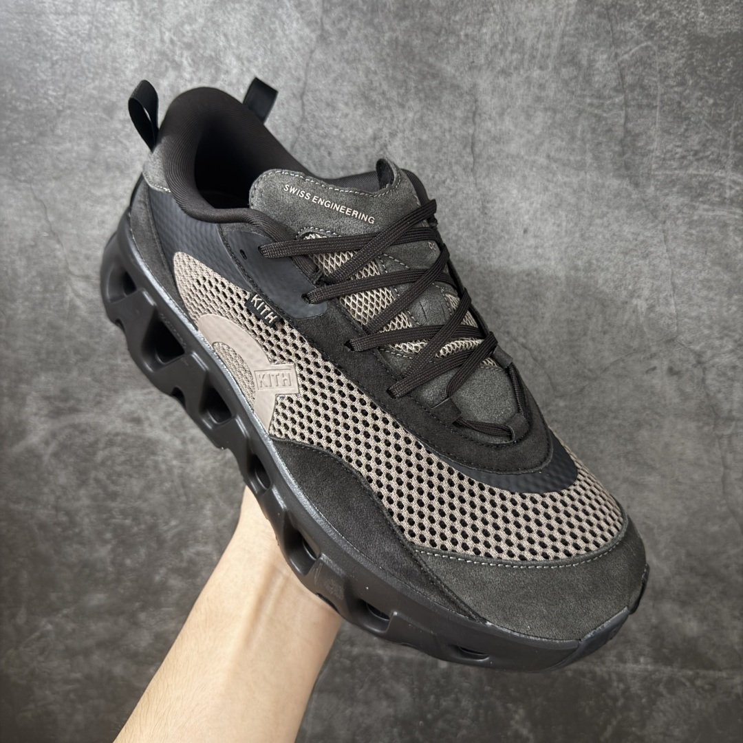 图片[3]-【OG纯原】KITH x ON 昂跑联名 Cloudswift K-Tech 1 系列 3MG10775560 低帮休闲跑步鞋 大厂出品 原版有1比1打造 配件齐全 外贸专供 尺码最大做到46码 市面最高还原度版本 打造最强品质 没有之一 全新开发的鞋面结构，用高透气网布拼了大面积的合成麂皮。这种材质碰撞脱离了普通跑鞋的塑料感，更有时装质感；搭载了On的CloudTec缓震科技和Helion超级泡棉，全新的Cloudswift鞋底结构，脚感和支撑性都拉满，外底还直接刻上了Kith的字母组合，彰显联名身份；翻开鞋底，是定制的Kith Monogram老花外底，既保留了On的专业感，又带点Kith标志性的精致灰调。 尺码：36 36.5 37.5 38 38.5 39 40 40.5 41 42 42.5 43 44 44.5 45 46-莆田鞋