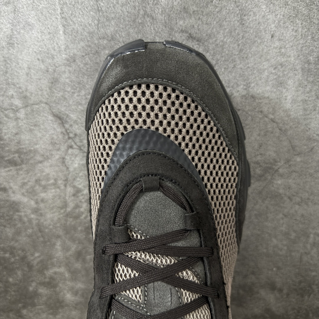 图片[5]-【OG纯原】KITH x ON 昂跑联名 Cloudswift K-Tech 1 系列 3MG10775560 低帮休闲跑步鞋 大厂出品 原版有1比1打造 配件齐全 外贸专供 尺码最大做到46码 市面最高还原度版本 打造最强品质 没有之一 全新开发的鞋面结构，用高透气网布拼了大面积的合成麂皮。这种材质碰撞脱离了普通跑鞋的塑料感，更有时装质感；搭载了On的CloudTec缓震科技和Helion超级泡棉，全新的Cloudswift鞋底结构，脚感和支撑性都拉满，外底还直接刻上了Kith的字母组合，彰显联名身份；翻开鞋底，是定制的Kith Monogram老花外底，既保留了On的专业感，又带点Kith标志性的精致灰调。 尺码：36 36.5 37.5 38 38.5 39 40 40.5 41 42 42.5 43 44 44.5 45 46-莆田鞋