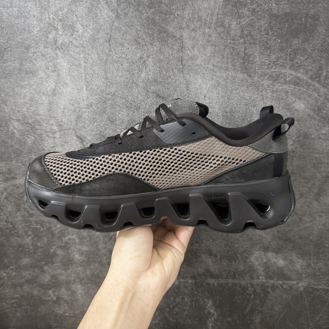 图片[2]-【OG纯原】KITH x ON 昂跑联名 Cloudswift K-Tech 1 系列 3MG10775560 低帮休闲跑步鞋 大厂出品 原版有1比1打造 配件齐全 外贸专供 尺码最大做到46码 市面最高还原度版本 打造最强品质 没有之一 全新开发的鞋面结构，用高透气网布拼了大面积的合成麂皮。这种材质碰撞脱离了普通跑鞋的塑料感，更有时装质感；搭载了On的CloudTec缓震科技和Helion超级泡棉，全新的Cloudswift鞋底结构，脚感和支撑性都拉满，外底还直接刻上了Kith的字母组合，彰显联名身份；翻开鞋底，是定制的Kith Monogram老花外底，既保留了On的专业感，又带点Kith标志性的精致灰调。 尺码：36 36.5 37.5 38 38.5 39 40 40.5 41 42 42.5 43 44 44.5 45 46-莆田鞋
