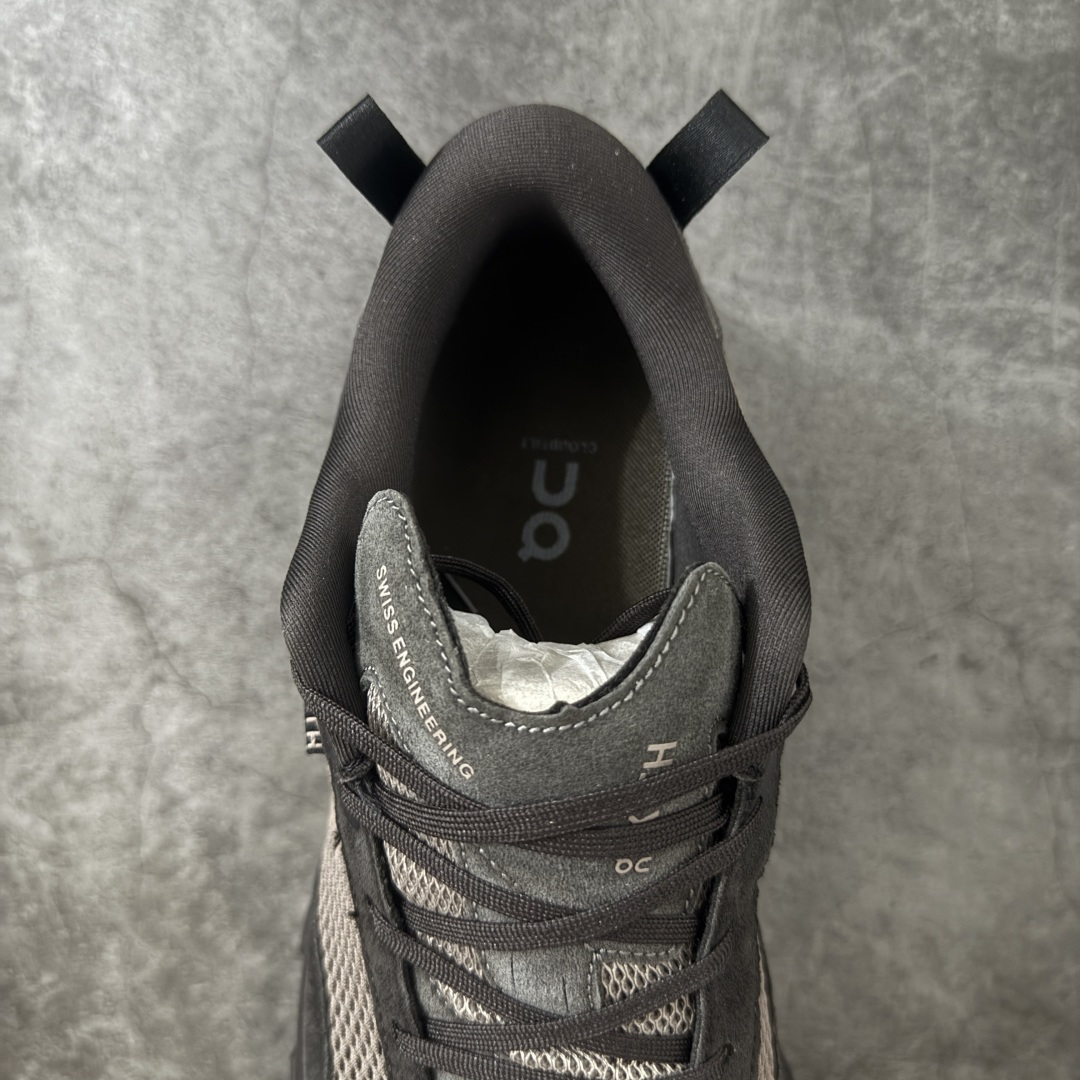图片[8]-【OG纯原】KITH x ON 昂跑联名 Cloudswift K-Tech 1 系列 3MG10775560 低帮休闲跑步鞋 大厂出品 原版有1比1打造 配件齐全 外贸专供 尺码最大做到46码 市面最高还原度版本 打造最强品质 没有之一 全新开发的鞋面结构，用高透气网布拼了大面积的合成麂皮。这种材质碰撞脱离了普通跑鞋的塑料感，更有时装质感；搭载了On的CloudTec缓震科技和Helion超级泡棉，全新的Cloudswift鞋底结构，脚感和支撑性都拉满，外底还直接刻上了Kith的字母组合，彰显联名身份；翻开鞋底，是定制的Kith Monogram老花外底，既保留了On的专业感，又带点Kith标志性的精致灰调。 尺码：36 36.5 37.5 38 38.5 39 40 40.5 41 42 42.5 43 44 44.5 45 46-莆田鞋