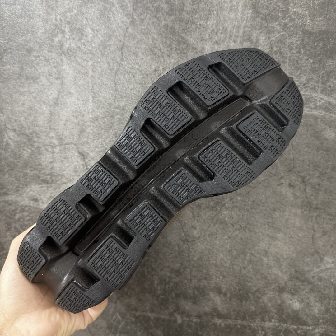 图片[9]-【OG纯原】KITH x ON 昂跑联名 Cloudswift K-Tech 1 系列 3MG10775560 低帮休闲跑步鞋 大厂出品 原版有1比1打造 配件齐全 外贸专供 尺码最大做到46码 市面最高还原度版本 打造最强品质 没有之一 全新开发的鞋面结构，用高透气网布拼了大面积的合成麂皮。这种材质碰撞脱离了普通跑鞋的塑料感，更有时装质感；搭载了On的CloudTec缓震科技和Helion超级泡棉，全新的Cloudswift鞋底结构，脚感和支撑性都拉满，外底还直接刻上了Kith的字母组合，彰显联名身份；翻开鞋底，是定制的Kith Monogram老花外底，既保留了On的专业感，又带点Kith标志性的精致灰调。 尺码：36 36.5 37.5 38 38.5 39 40 40.5 41 42 42.5 43 44 44.5 45 46-莆田鞋