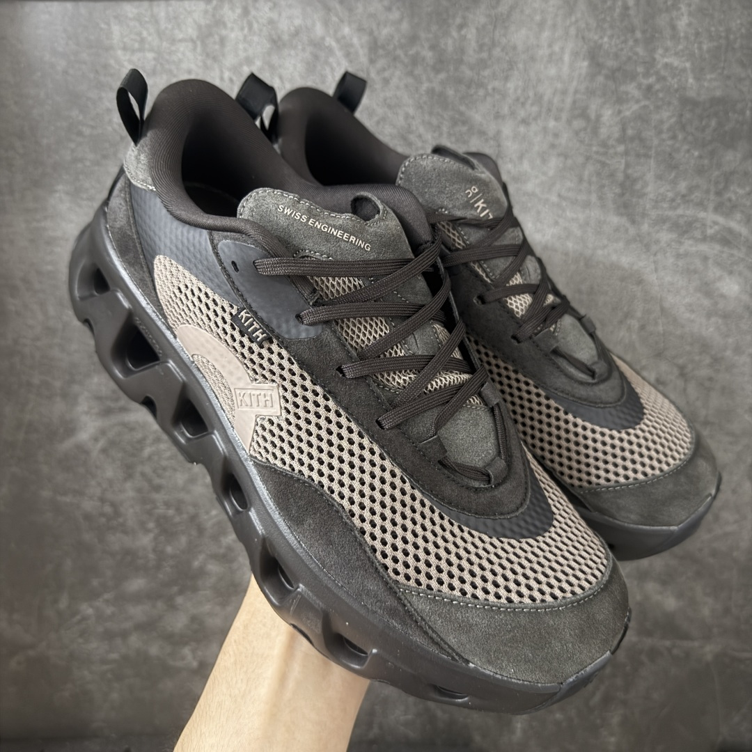 【OG纯原】KITH x ON 昂跑联名 Cloudswift K-Tech 1 系列 3MG10775560 低帮休闲跑步鞋 大厂出品 原版有1比1打造 配件齐全 外贸专供 尺码最大做到46码 市面最高还原度版本 打造最强品质 没有之一 全新开发的鞋面结构，用高透气网布拼了大面积的合成麂皮。这种材质碰撞脱离了普通跑鞋的塑料感，更有时装质感；搭载了On的CloudTec缓震科技和Helion超级泡棉，全新的Cloudswift鞋底结构，脚感和支撑性都拉满，外底还直接刻上了Kith的字母组合，彰显联名身份；翻开鞋底，是定制的Kith Monogram老花外底，既保留了On的专业感，又带点Kith标志性的精致灰调。 尺码：36 36.5 37.5 38 38.5 39 40 40.5 41 42 42.5 43 44 44.5 45 46-选品中心