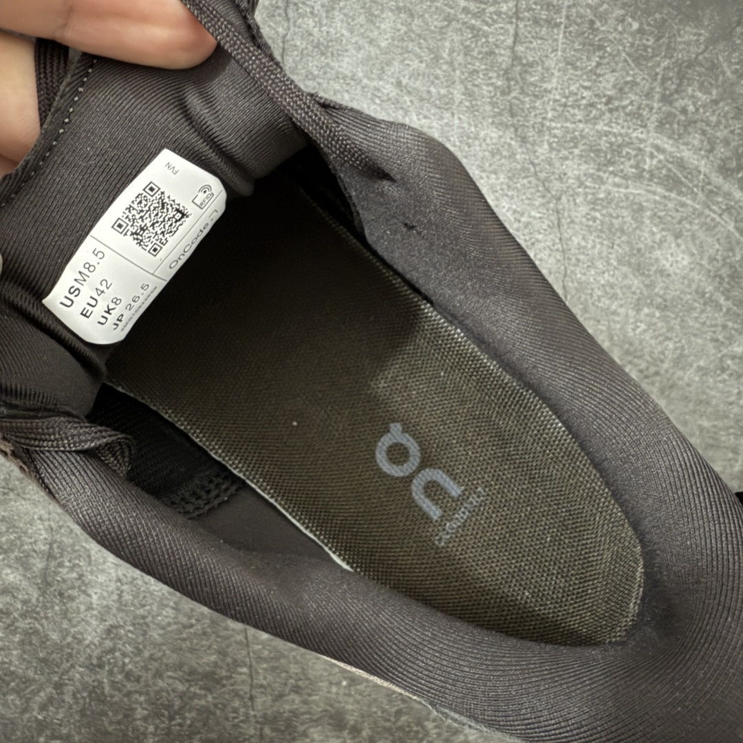 图片[6]-【OG纯原】KITH x ON 昂跑联名 Cloudswift K-Tech 1 系列 3MG10775560 低帮休闲跑步鞋 大厂出品 原版有1比1打造 配件齐全 外贸专供 尺码最大做到46码 市面最高还原度版本 打造最强品质 没有之一 全新开发的鞋面结构，用高透气网布拼了大面积的合成麂皮。这种材质碰撞脱离了普通跑鞋的塑料感，更有时装质感；搭载了On的CloudTec缓震科技和Helion超级泡棉，全新的Cloudswift鞋底结构，脚感和支撑性都拉满，外底还直接刻上了Kith的字母组合，彰显联名身份；翻开鞋底，是定制的Kith Monogram老花外底，既保留了On的专业感，又带点Kith标志性的精致灰调。 尺码：36 36.5 37.5 38 38.5 39 40 40.5 41 42 42.5 43 44 44.5 45 46-莆田鞋