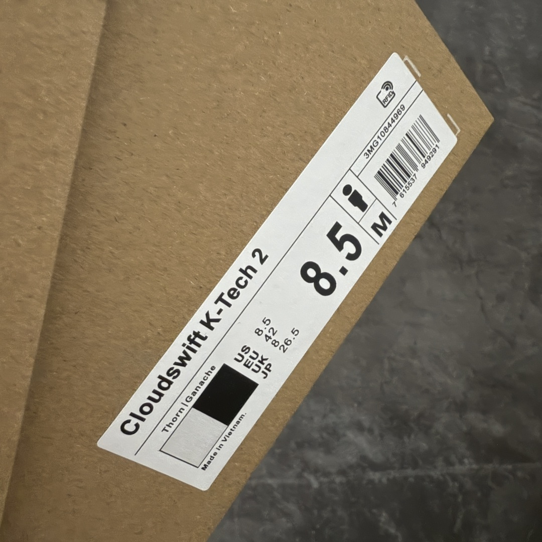 图片[10]-【OG纯原】KITH x ON 昂跑联名 Cloudswift K-Tech 1 系列 3MG10775560 低帮休闲跑步鞋 大厂出品 原版有1比1打造 配件齐全 外贸专供 尺码最大做到46码 市面最高还原度版本 打造最强品质 没有之一 全新开发的鞋面结构，用高透气网布拼了大面积的合成麂皮。这种材质碰撞脱离了普通跑鞋的塑料感，更有时装质感；搭载了On的CloudTec缓震科技和Helion超级泡棉，全新的Cloudswift鞋底结构，脚感和支撑性都拉满，外底还直接刻上了Kith的字母组合，彰显联名身份；翻开鞋底，是定制的Kith Monogram老花外底，既保留了On的专业感，又带点Kith标志性的精致灰调。 尺码：36 36.5 37.5 38 38.5 39 40 40.5 41 42 42.5 43 44 44.5 45 46-莆田鞋