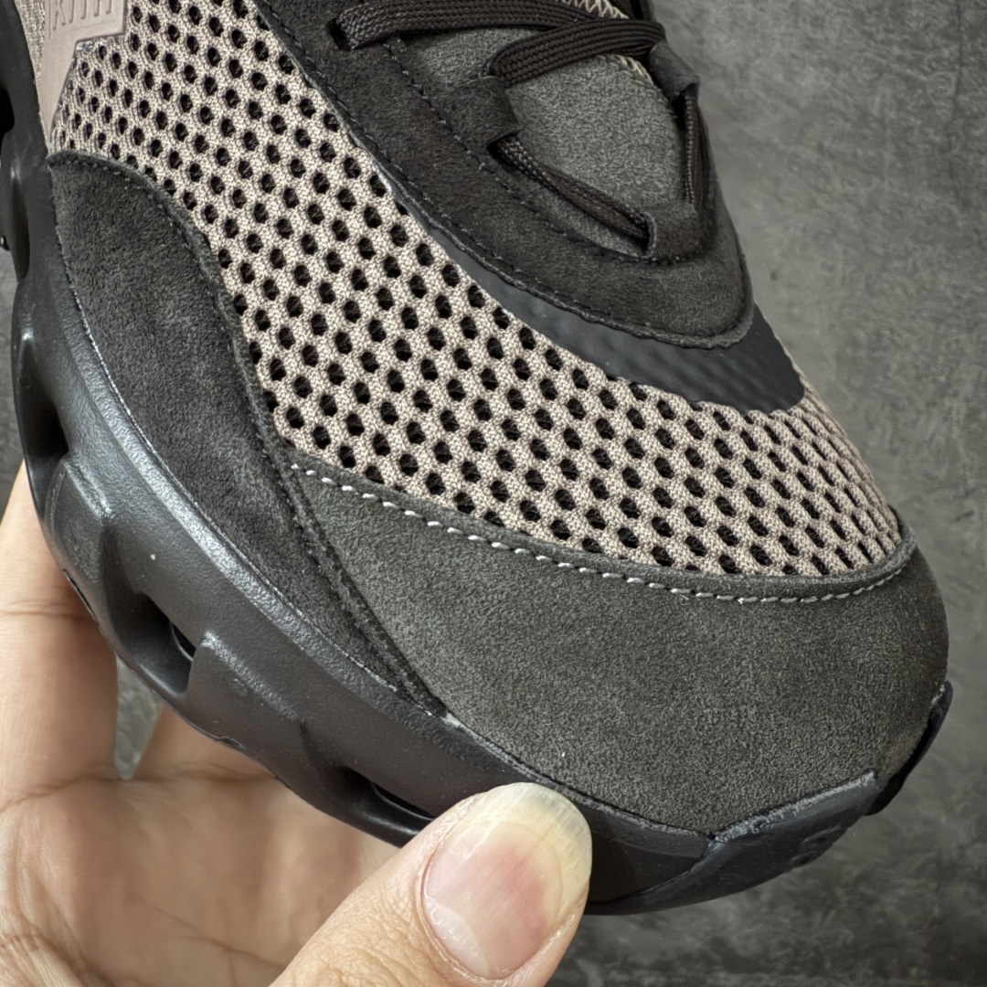 图片[4]-【OG纯原】KITH x ON 昂跑联名 Cloudswift K-Tech 1 系列 3MG10775560 低帮休闲跑步鞋 大厂出品 原版有1比1打造 配件齐全 外贸专供 尺码最大做到46码 市面最高还原度版本 打造最强品质 没有之一 全新开发的鞋面结构，用高透气网布拼了大面积的合成麂皮。这种材质碰撞脱离了普通跑鞋的塑料感，更有时装质感；搭载了On的CloudTec缓震科技和Helion超级泡棉，全新的Cloudswift鞋底结构，脚感和支撑性都拉满，外底还直接刻上了Kith的字母组合，彰显联名身份；翻开鞋底，是定制的Kith Monogram老花外底，既保留了On的专业感，又带点Kith标志性的精致灰调。 尺码：36 36.5 37.5 38 38.5 39 40 40.5 41 42 42.5 43 44 44.5 45 46-莆田鞋