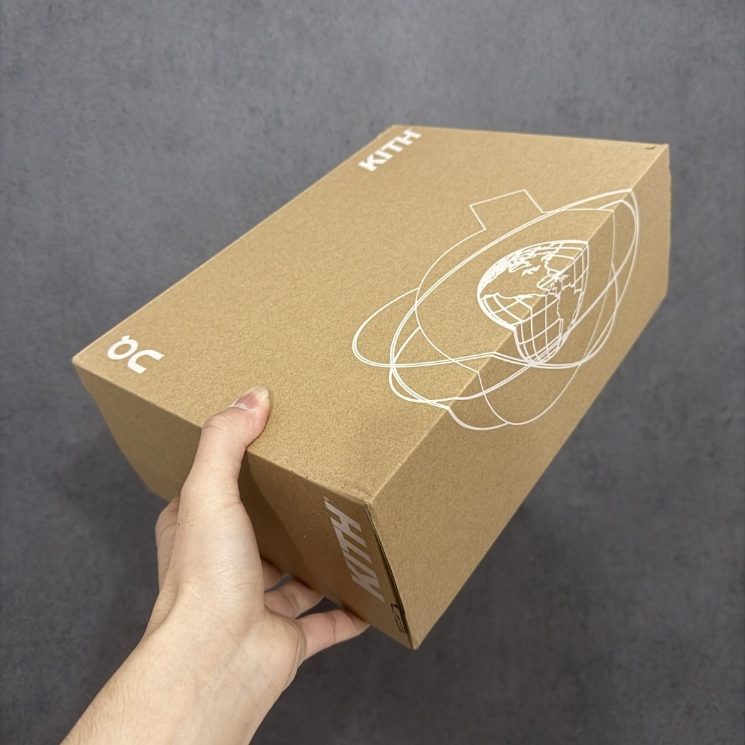 图片[11]-【OG纯原】KITH x ON 昂跑联名 Cloudswift K-Tech 1 系列 3MG10775560 低帮休闲跑步鞋 大厂出品 原版有1比1打造 配件齐全 外贸专供 尺码最大做到46码 市面最高还原度版本 打造最强品质 没有之一 全新开发的鞋面结构，用高透气网布拼了大面积的合成麂皮。这种材质碰撞脱离了普通跑鞋的塑料感，更有时装质感；搭载了On的CloudTec缓震科技和Helion超级泡棉，全新的Cloudswift鞋底结构，脚感和支撑性都拉满，外底还直接刻上了Kith的字母组合，彰显联名身份；翻开鞋底，是定制的Kith Monogram老花外底，既保留了On的专业感，又带点Kith标志性的精致灰调。 尺码：36 36.5 37.5 38 38.5 39 40 40.5 41 42 42.5 43 44 44.5 45 46-莆田鞋