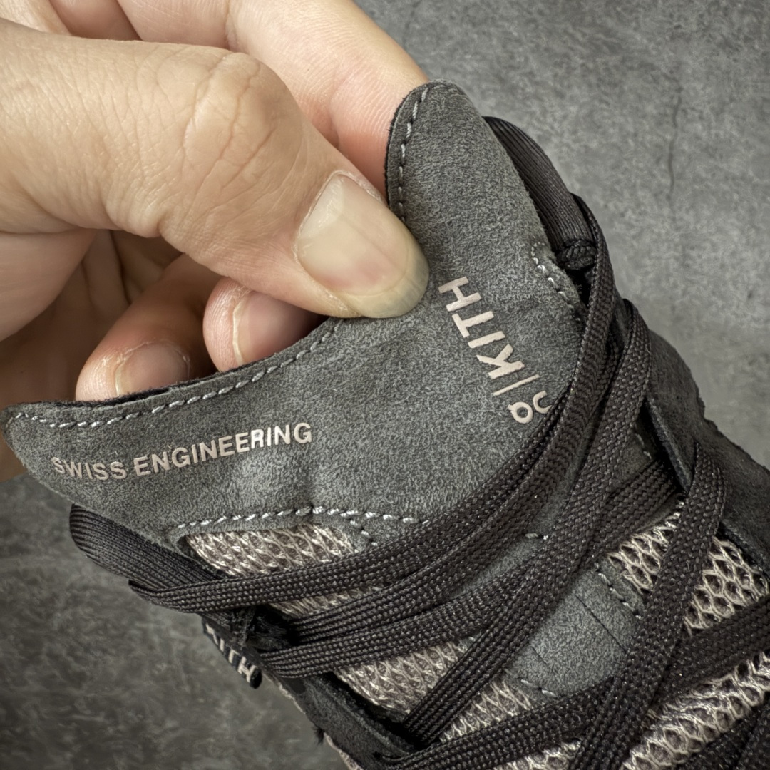 图片[5]-【OG纯原】KITH x ON 昂跑联名 Cloudswift K-Tech 1 系列 3MG10775560 低帮休闲跑步鞋 大厂出品 原版有1比1打造 配件齐全 外贸专供 尺码最大做到46码 市面最高还原度版本 打造最强品质 没有之一 全新开发的鞋面结构，用高透气网布拼了大面积的合成麂皮。这种材质碰撞脱离了普通跑鞋的塑料感，更有时装质感；搭载了On的CloudTec缓震科技和Helion超级泡棉，全新的Cloudswift鞋底结构，脚感和支撑性都拉满，外底还直接刻上了Kith的字母组合，彰显联名身份；翻开鞋底，是定制的Kith Monogram老花外底，既保留了On的专业感，又带点Kith标志性的精致灰调。 尺码：36 36.5 37.5 38 38.5 39 40 40.5 41 42 42.5 43 44 44.5 45 46-莆田鞋