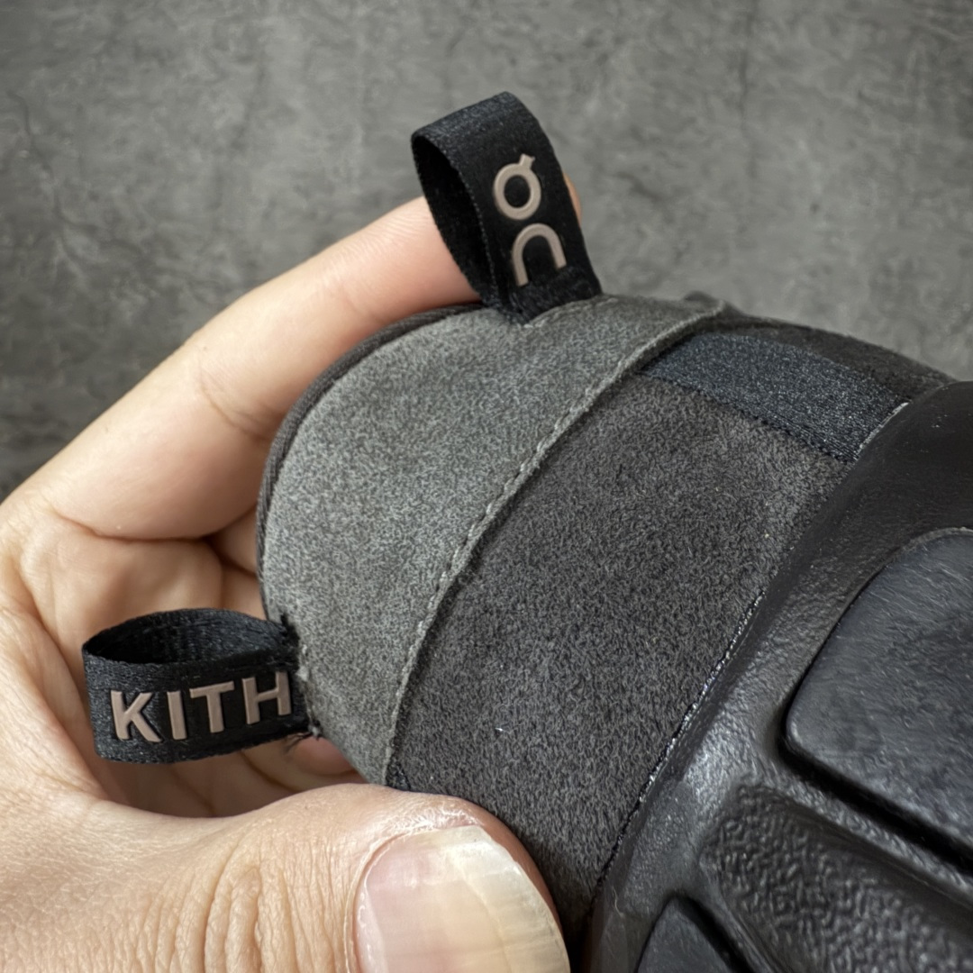 图片[2]-【OG纯原】KITH x ON 昂跑联名 Cloudswift K-Tech 1 系列 3MG10775560 低帮休闲跑步鞋 大厂出品 原版有1比1打造 配件齐全 外贸专供 尺码最大做到46码 市面最高还原度版本 打造最强品质 没有之一 全新开发的鞋面结构，用高透气网布拼了大面积的合成麂皮。这种材质碰撞脱离了普通跑鞋的塑料感，更有时装质感；搭载了On的CloudTec缓震科技和Helion超级泡棉，全新的Cloudswift鞋底结构，脚感和支撑性都拉满，外底还直接刻上了Kith的字母组合，彰显联名身份；翻开鞋底，是定制的Kith Monogram老花外底，既保留了On的专业感，又带点Kith标志性的精致灰调。 尺码：36 36.5 37.5 38 38.5 39 40 40.5 41 42 42.5 43 44 44.5 45 46-莆田鞋