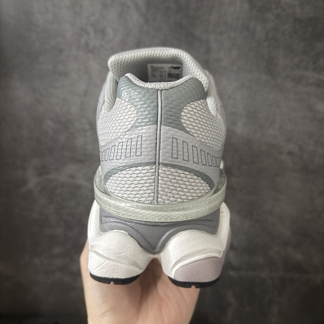 图片[4]-【纯原版】 New Balance NB9060 联名款 复古休闲运动慢跑鞋 U90601NR 全套原楦原纸板原厂数据开发 进口三明治网面 原装进口翻毛皮料正确绒感卡色 正确中底拉帮中底网布细节 原厂标裁 带紫光防伪 定制后跟透明水晶模块 冲裁组合 大底贴合程度胶水上色把控完美 整洁度挑战全网艺术家 多道序QC把关品质完善 匠心打造 耗时两个月开发完成 工艺极其复杂难度可想而知 新开独立私模大底 全网唯一正确六层组合大底 高端零售专供产物 尺码：36 37 37.5 38 38.5 39 40 40.5 41 42 42.5 43 44 45 46.5-选品中心