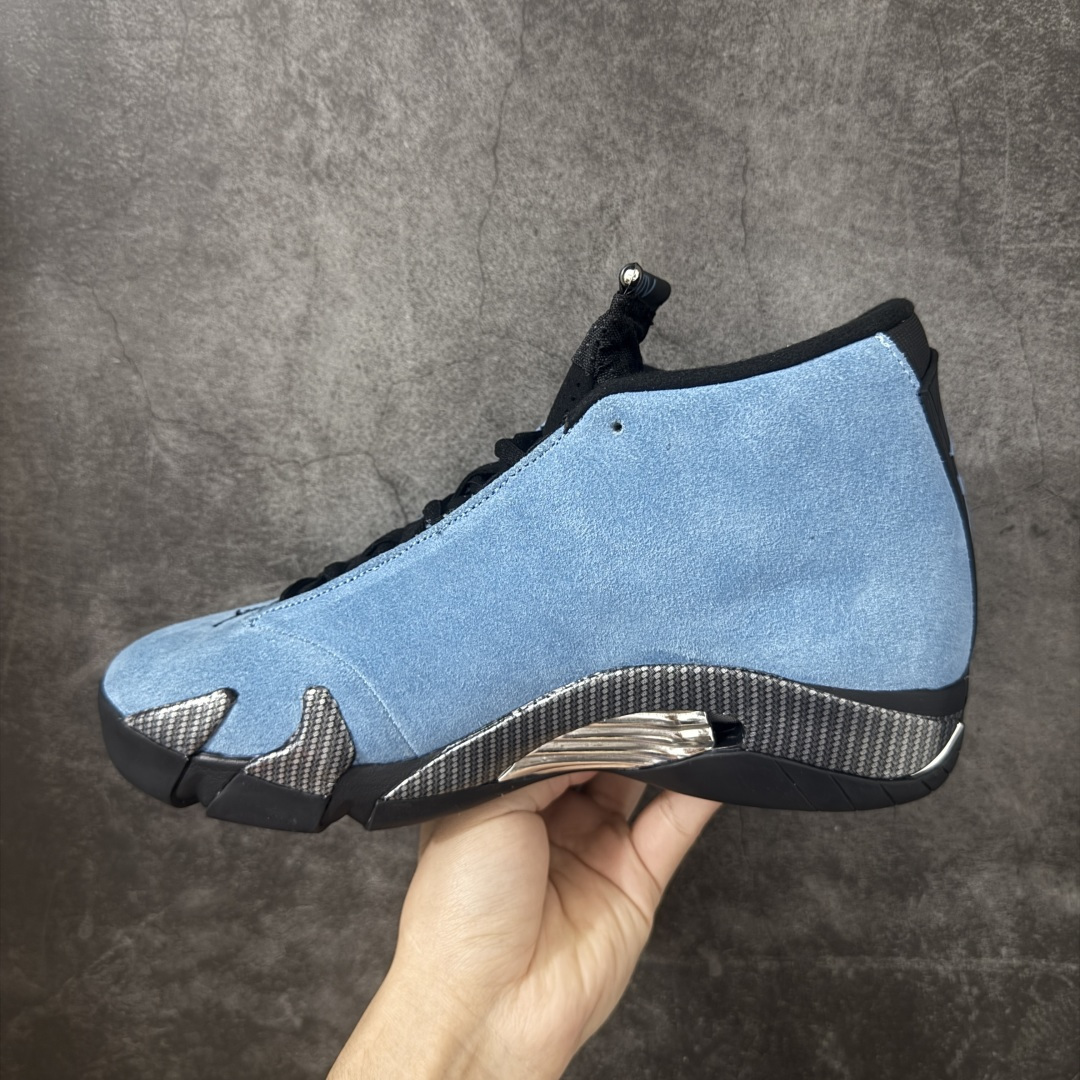 图片[2]-【XP纯原版】Air Jordan14 AJ14 北卡大学蓝AJ14-904283 通体采用北卡大学蓝翻毛皮打造，质感细腻高级，还原了北卡标志性的校园色彩，鞋侧原本的法拉利盾形标被替换为北卡大学(UNC)的经典校徽，经典的碳纤维纹理装饰+银色金属质感支撑片设计，搭配黑色外底，既还原了跑车线条的速度感，也保证了实战中的稳定性；外底同样带有北卡校队相关细节标识，以迈克尔。乔丹的母校北卡罗来纳大学为主题，结合AJ14经典的法拉利跑车设计语言打造。 尺码：40-47.5(含45.5)-莆田鞋