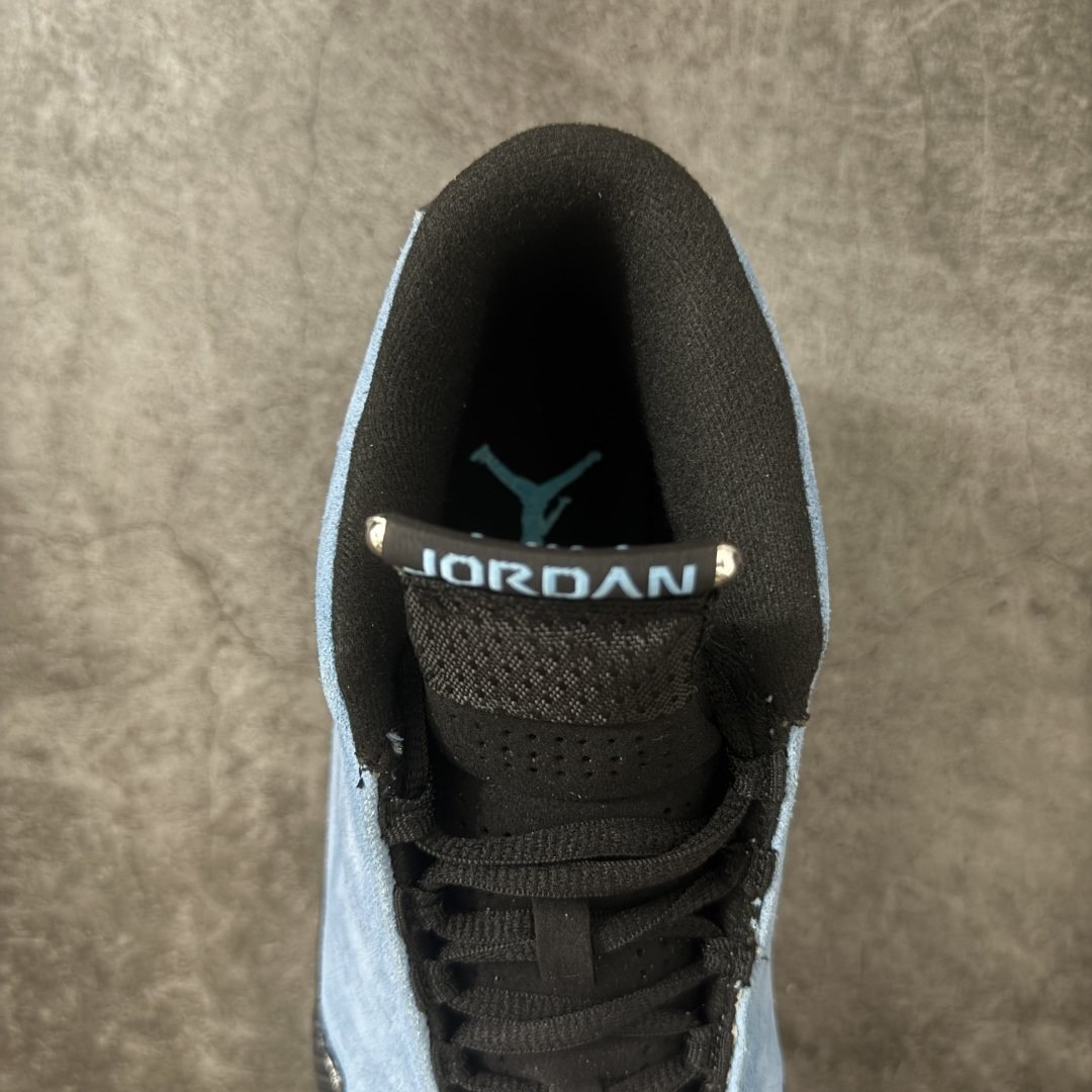 图片[8]-【XP纯原版】Air Jordan14 AJ14 北卡大学蓝AJ14-904283 通体采用北卡大学蓝翻毛皮打造，质感细腻高级，还原了北卡标志性的校园色彩，鞋侧原本的法拉利盾形标被替换为北卡大学(UNC)的经典校徽，经典的碳纤维纹理装饰+银色金属质感支撑片设计，搭配黑色外底，既还原了跑车线条的速度感，也保证了实战中的稳定性；外底同样带有北卡校队相关细节标识，以迈克尔。乔丹的母校北卡罗来纳大学为主题，结合AJ14经典的法拉利跑车设计语言打造。 尺码：40-47.5(含45.5)-莆田鞋