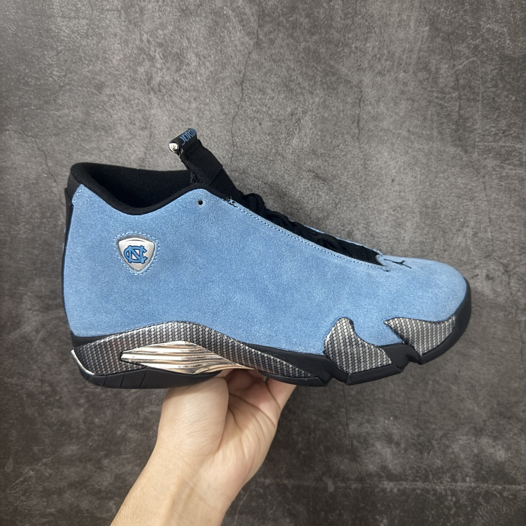 【XP纯原版】Air Jordan14 AJ14 北卡大学蓝AJ14-904283 通体采用北卡大学蓝翻毛皮打造，质感细腻高级，还原了北卡标志性的校园色彩，鞋侧原本的法拉利盾形标被替换为北卡大学(UNC)的经典校徽，经典的碳纤维纹理装饰+银色金属质感支撑片设计，搭配黑色外底，既还原了跑车线条的速度感，也保证了实战中的稳定性；外底同样带有北卡校队相关细节标识，以迈克尔。乔丹的母校北卡罗来纳大学为主题，结合AJ14经典的法拉利跑车设计语言打造。 尺码：40-47.5(含45.5)-选品中心