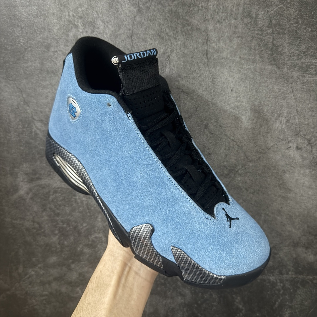 图片[3]-【XP纯原版】Air Jordan14 AJ14 北卡大学蓝AJ14-904283 通体采用北卡大学蓝翻毛皮打造，质感细腻高级，还原了北卡标志性的校园色彩，鞋侧原本的法拉利盾形标被替换为北卡大学(UNC)的经典校徽，经典的碳纤维纹理装饰+银色金属质感支撑片设计，搭配黑色外底，既还原了跑车线条的速度感，也保证了实战中的稳定性；外底同样带有北卡校队相关细节标识，以迈克尔。乔丹的母校北卡罗来纳大学为主题，结合AJ14经典的法拉利跑车设计语言打造。 尺码：40-47.5(含45.5)-莆田鞋
