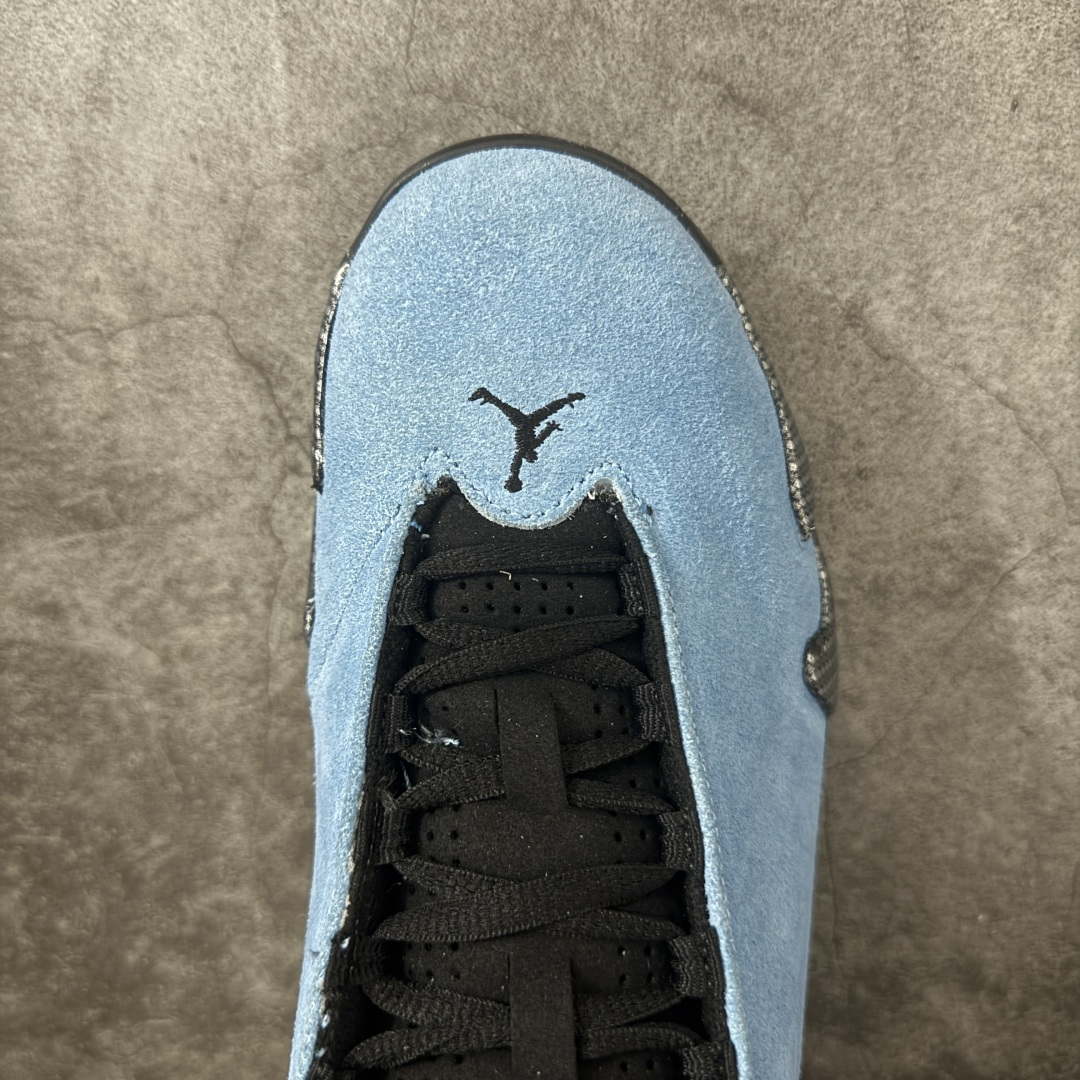 图片[5]-【XP纯原版】Air Jordan14 AJ14 北卡大学蓝AJ14-904283 通体采用北卡大学蓝翻毛皮打造，质感细腻高级，还原了北卡标志性的校园色彩，鞋侧原本的法拉利盾形标被替换为北卡大学(UNC)的经典校徽，经典的碳纤维纹理装饰+银色金属质感支撑片设计，搭配黑色外底，既还原了跑车线条的速度感，也保证了实战中的稳定性；外底同样带有北卡校队相关细节标识，以迈克尔。乔丹的母校北卡罗来纳大学为主题，结合AJ14经典的法拉利跑车设计语言打造。 尺码：40-47.5(含45.5)-莆田鞋